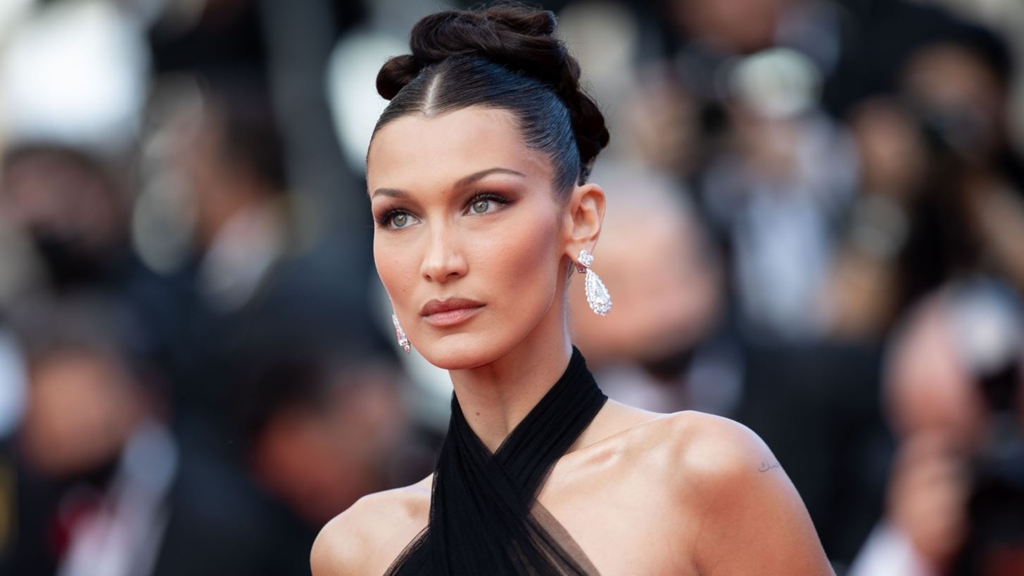 Bella Hadid | &#x391;&#x3C5;&#x3C4;&#x3AE; &#x3B5;&#x3AF;&#x3BD;&#x3B1;&#x3B9; &#x3B7; &#x3B5;&#x3BC;&#x3C6;&#x3AC;&#x3BD;&#x3B9;&#x3C3;&#x3AE; &#x3C4;&#x3B7;&#x3C2; &#x3B1;&#x3C0;&#x3CC; &#x3C4;&#x3BF; &#x3BA;&#x3CC;&#x3BA;&#x3BA;&#x3B9;&#x3BD;&#x3BF; &#x3C7;&#x3B1;&#x3BB;&#x3AF; &#x3C0;&#x3BF;&#x3C5; &#x3B1;&#x3BA;&#x3CC;&#x3BC;&#x3B1; &#x3BA;&#x3B1;&#x3B9; &#x3C3;&#x3AE;&#x3BC;&#x3B5;&#x3C1;&#x3B1; &#x3C4;&#x3B7;&#x3BD; &#x3BA;&#x3AC;&#x3BD;&#x3B5;&#x3B9; &#x3BD;&#x3B1; &#x3BD;&#x3C4;&#x3C1;&#x3AD;&#x3C0;&#x3B5;&#x3C4;&#x3B1;&#x3B9;