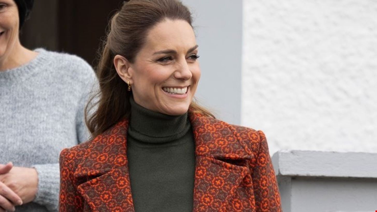 Kate Middleton | Με το πιο ιδιαίτερο παλτό που έχει φορέσει ποτέ &amp; παντελόνι Victoria Beckham