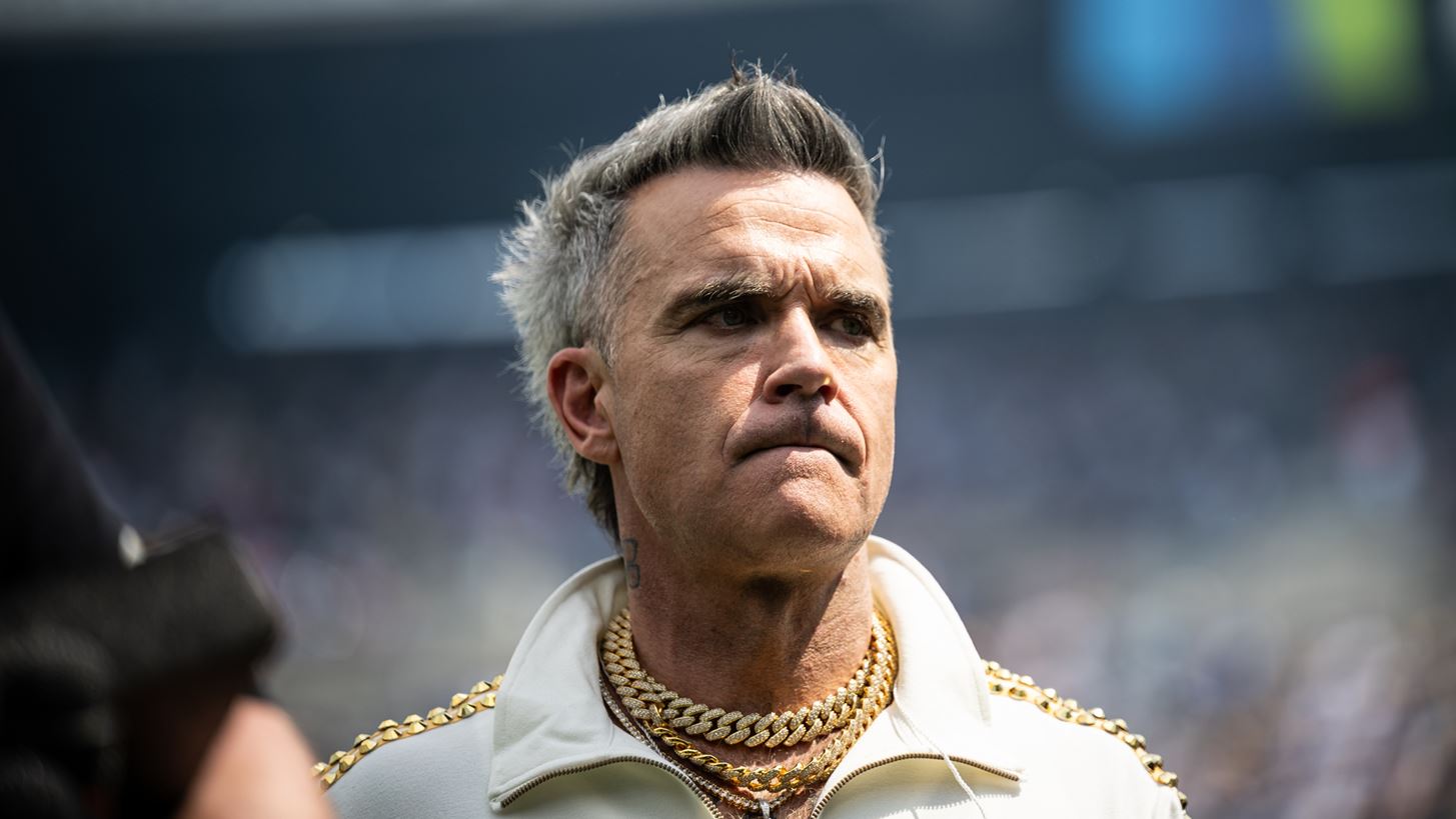 Robbie Williams | &#x3A4;&#x3BF; &#x3C3;&#x3CD;&#x3BD;&#x3B4;&#x3C1;&#x3BF;&#x3BC;&#x3BF; &#x3B1;&#x3C0;&#x3CC; &#x3C4;&#x3BF; &#x3BF;&#x3C0;&#x3BF;&#x3AF;&#x3BF; &#x3B1;&#x3C0;&#x3BF;&#x3BA;&#x3AC;&#x3BB;&#x3C5;&#x3C8;&#x3B5; &#x3CC;&#x3C4;&#x3B9; &#x3C0;&#x3AC;&#x3C3;&#x3C7;&#x3B5;&#x3B9;, &#x3BB;&#x3AF;&#x3B3;&#x3BF; &#x3C0;&#x3C1;&#x3B9;&#x3BD; &#x3C4;&#x3B7; &#x3C3;&#x3C5;&#x3BD;&#x3B1;&#x3C5;&#x3BB;&#x3AF;&#x3B1; &#x3C4;&#x3BF;&#x3C5; &#x3C3;&#x3C4;&#x3B7;&#x3BD; &#x391;&#x3B8;&#x3AE;&#x3BD;&#x3B1;