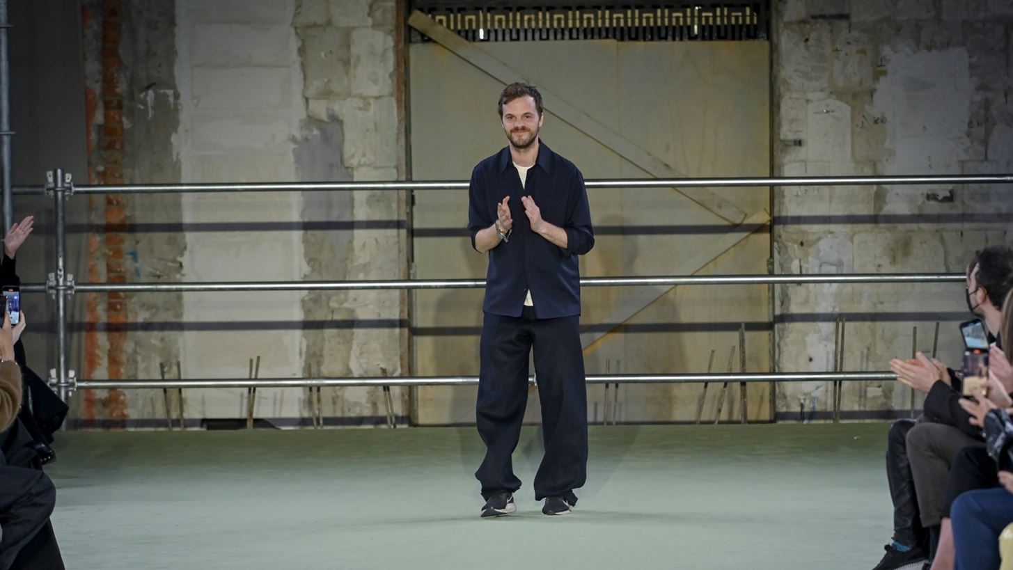 &#x39F; Matthieu Blazy &#x3B5;&#x3AF;&#x3BD;&#x3B1;&#x3B9; &#x3BF; &#x3BD;&#x3AD;&#x3BF;&#x3C2; &#x3BA;&#x3B1;&#x3BB;&#x3BB;&#x3B9;&#x3C4;&#x3B5;&#x3C7;&#x3BD;&#x3B9;&#x3BA;&#x3CC;&#x3C2; &#x3B4;&#x3B9;&#x3B5;&#x3C5;&#x3B8;&#x3C5;&#x3BD;&#x3C4;&#x3AE;&#x3C2; &#x3C4;&#x3BF;&#x3C5; &#x3BF;&#x3AF;&#x3BA;&#x3BF;&#x3C5; Chanel