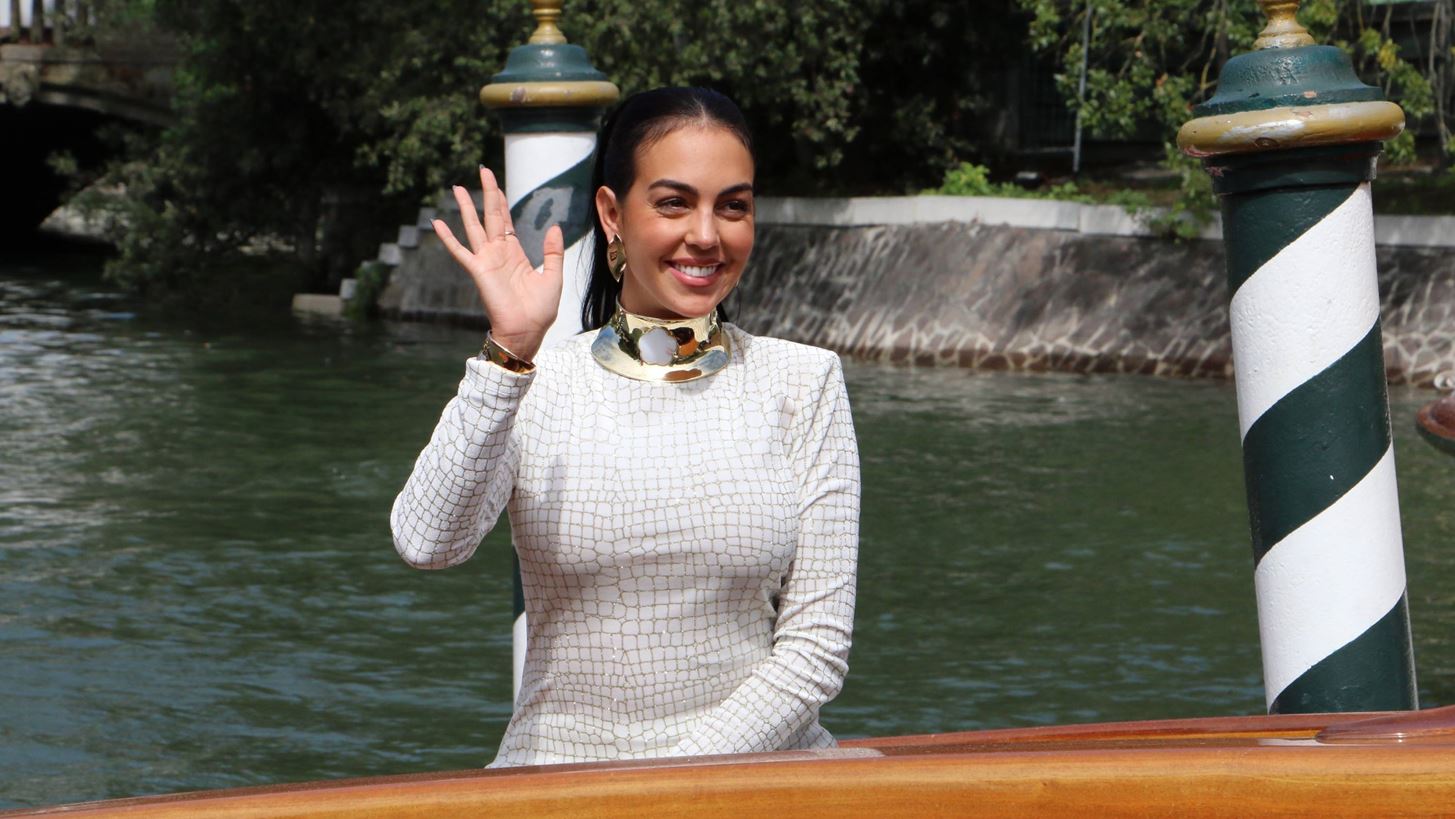 Georgina Rodriguez | &#x397; &#x3AC;&#x3C6;&#x3B9;&#x3BE;&#x3B7; &#x3C3;&#x3C4;&#x3B7; &#x392;&#x3B5;&#x3BD;&#x3B5;&#x3C4;&#x3AF;&#x3B1; &#x3BC;&#x3B5; &#x3C4;&#x3B7;&#x3BD; &#x3C4;&#x3C3;&#x3AC;&#x3BD;&#x3C4;&#x3B1;-&#x3CC;&#x3BD;&#x3B5;&#x3B9;&#x3C1;&#x3BF; &#x3CC;&#x3BB;&#x3C9;&#x3BD; &#x3C4;&#x3C9;&#x3BD; &#x3B3;&#x3C5;&#x3BD;&#x3B1;&#x3B9;&#x3BA;&#x3CE;&#x3BD;