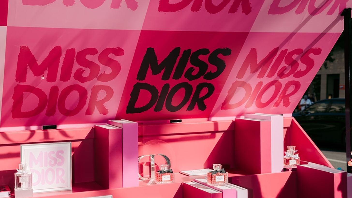 Miss Dior Essence | To &#x3BD;&#x3AD;&#x3BF; &#x3AC;&#x3C1;&#x3C9;&#x3BC;&#x3B1; &#x3C0;&#x3BF;&#x3C5; &#x3C3;&#x3C4;&#x3AE;&#x3BD;&#x3B5;&#x3B9; pop up &#x3B5;&#x3BC;&#x3C0;&#x3B5;&#x3B9;&#x3C1;&#x3AF;&#x3B5;&#x3C2; &#x3C3;&#x3C4;&#x3B7;&#x3BD; &#x3BA;&#x3B1;&#x3C1;&#x3B4;&#x3B9;&#x3AC; &#x3C4;&#x3B7;&#x3C2; &#x391;&#x3B8;&#x3AE;&#x3BD;&#x3B1;&#x3C2;