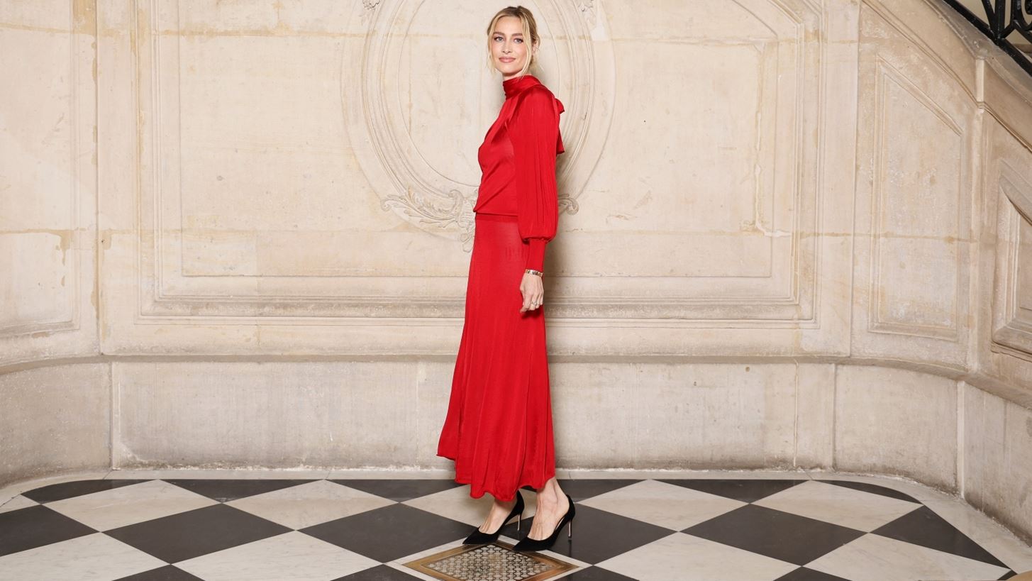 &#x397; Beatrice Borromeo &#x3BC;&#x3B5; &#x3BA;&#x3CC;&#x3BA;&#x3BA;&#x3B9;&#x3BD;&#x3BF; &#x3C3;&#x3B1;&#x3C4;&#x3B9;&#x3BD;&#x3AD; &#x3C6;&#x3CC;&#x3C1;&#x3B5;&#x3BC;&#x3B1; &#x3C3;&#x3C4;&#x3BF; fashion show &#x3C5;&#x3C8;&#x3B7;&#x3BB;&#x3AE;&#x3C2; &#x3C1;&#x3B1;&#x3C0;&#x3C4;&#x3B9;&#x3BA;&#x3AE;&#x3C2; &#x3C4;&#x3BF;&#x3C5; &#x3BF;&#x3AF;&#x3BA;&#x3BF;&#x3C5; Dior