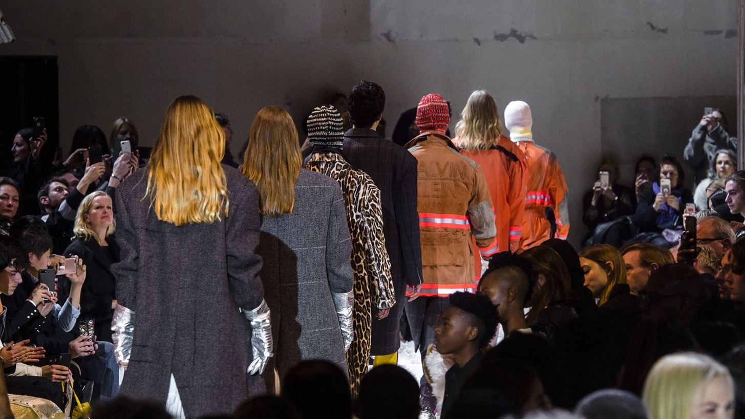 Calvin Klein &#x3A6;&#x3B8;&#x3B9;&#x3BD;&#x3CC;&#x3C0;&#x3C9;&#x3C1;&#x3BF;/&#x3A7;&#x3B5;&#x3B9;&#x3BC;&#x3CE;&#x3BD;&#x3B1;&#x3C2; &#x27;18-&#x27;19: &#x39F; Raf Simons &#x3BE;&#x3AD;&#x3C1;&#x3B5;&#x3B9; &#x3C0;&#x3CE;&#x3C2; &#x3BD;&#x3B1; &#x3BC;&#x3B1;&#x3C2; &#x3B5;&#x3BA;&#x3C0;&#x3BB;&#x3AE;&#x3C3;&#x3C3;&#x3B5;&#x3B9;