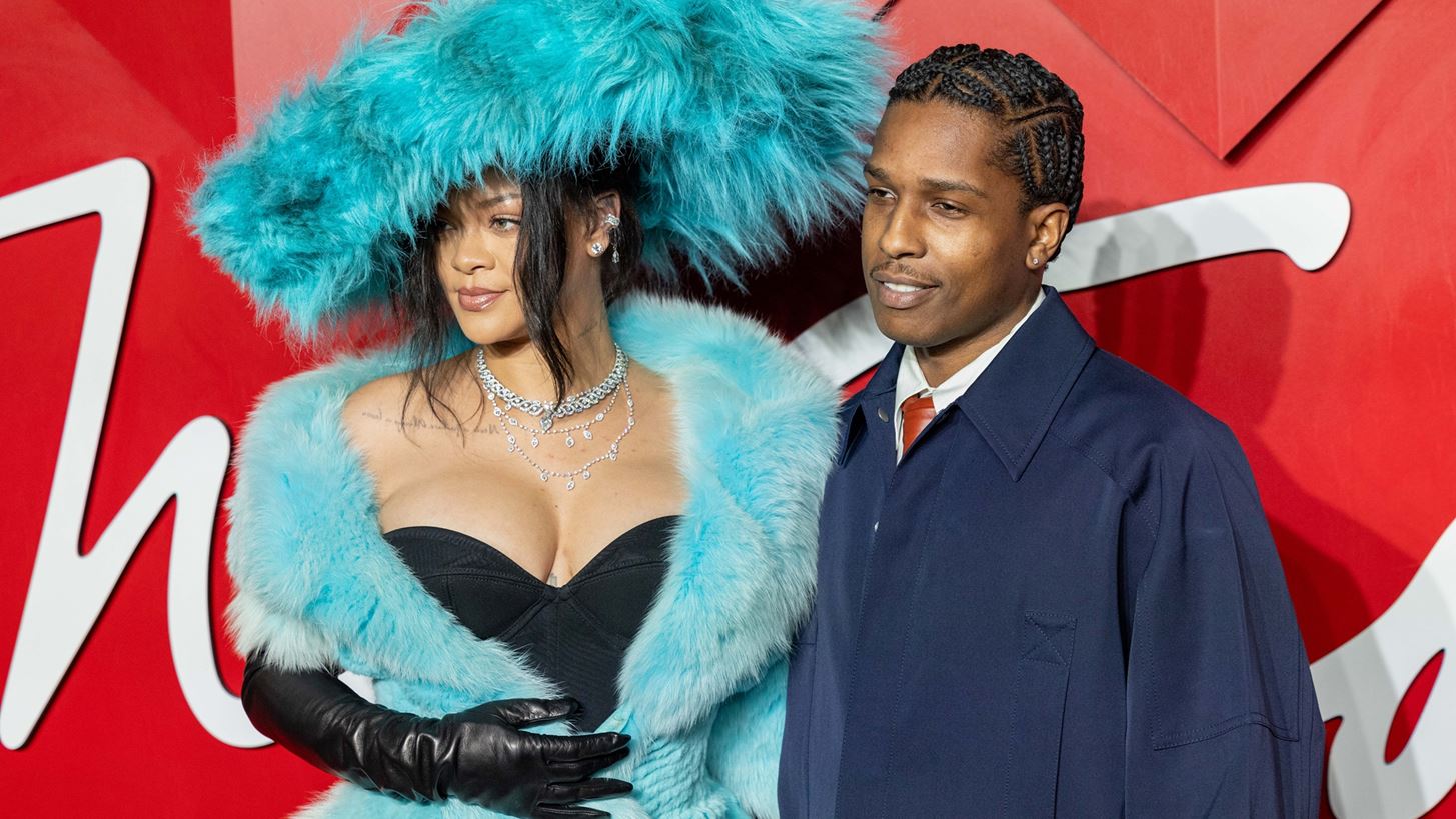 Rihanna | &#x397; &#x3B5;&#x3BD;&#x3C4;&#x3C5;&#x3C0;&#x3C9;&#x3C3;&#x3B9;&#x3B1;&#x3BA;&#x3AE; red carpet &#x3B5;&#x3BC;&#x3C6;&#x3AC;&#x3BD;&#x3B9;&#x3C3;&#x3B7; &#x3BC;&#x3B5; &#x3C4;&#x3BF;&#x3BD; A$AP Rocky