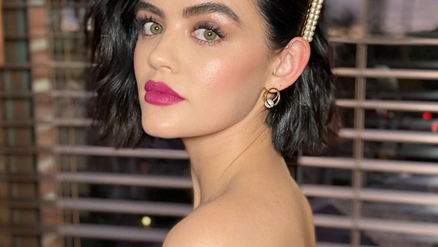 &#x397; Lucy Hale &#x3AD;&#x3B2;&#x3B1;&#x3C8;&#x3B5; &#x3C4;&#x3B1; &#x3BC;&#x3B1;&#x3BB;&#x3BB;&#x3B9;&#x3AC; &#x3C4;&#x3B7;&#x3C2; &#x3C7;&#x3C1;&#x3B7;&#x3C3;&#x3B9;&#x3BC;&#x3BF;&#x3C0;&#x3BF;&#x3B9;&#x3CE;&#x3BD;&#x3C4;&#x3B1;&#x3C2; &#x3AD;&#x3BD;&#x3B1; &#x3C0;&#x3B9;&#x3BD;&#x3AD;&#x3BB;&#x3BF; &#x3B6;&#x3C9;&#x3B3;&#x3C1;&#x3B1;&#x3C6;&#x3B9;&#x3BA;&#x3AE;&#x3C2; &#x3BA;&#x3B1;&#x3B9; &#x3BC;&#x3B9;&#x3B1; &#x3BA;&#x3BF;&#x3CD;&#x3C0;&#x3B1;