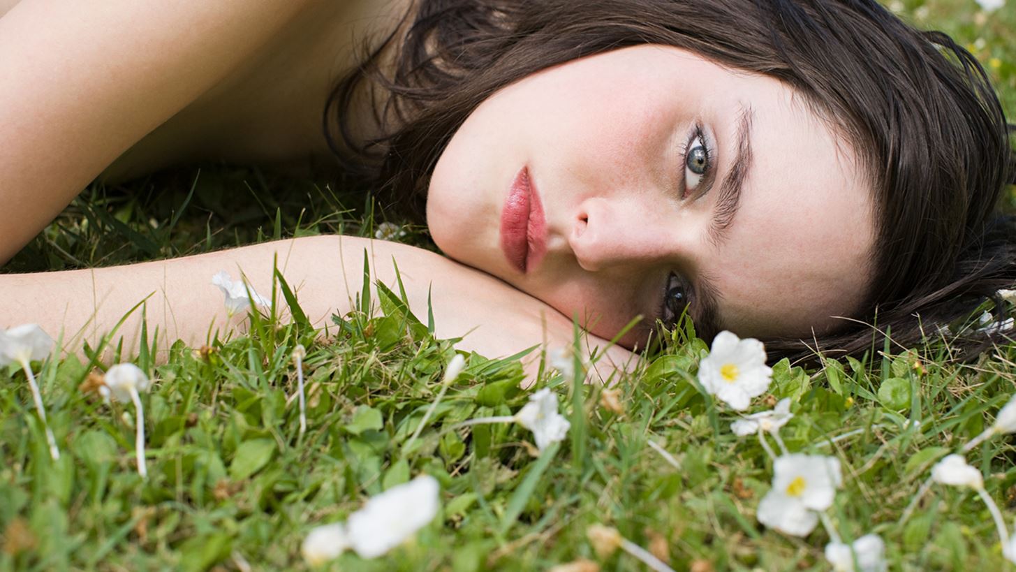 Γιατί νιώθεις συνέχεια κουρασμένη την άνοιξη;