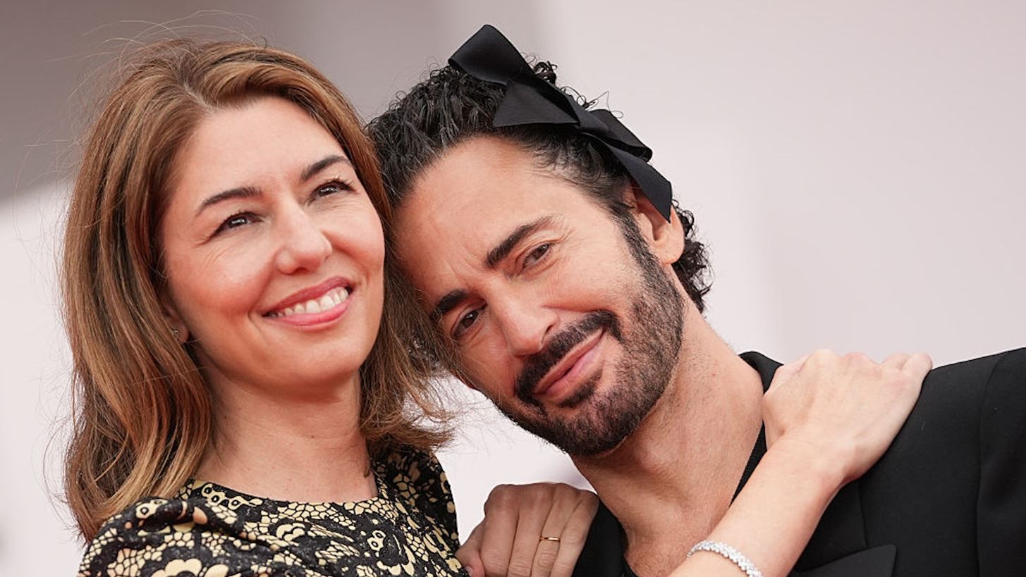 Sofia Coppola &amp; &#x39C;arc Jacobs | &#x3A3;&#x3C6;&#x3C1;&#x3B1;&#x3B3;&#x3AF;&#x3B6;&#x3BF;&#x3C5;&#x3BD; &#x3C4;&#x3B7; &#x3C6;&#x3B9;&#x3BB;&#x3AF;&#x3B1; &#x3C4;&#x3BF;&#x3C5;&#x3C2; &#x3C3;&#x3C4;&#x3BF; &#x3BA;&#x3CC;&#x3BA;&#x3BA;&#x3B9;&#x3BD;&#x3BF; &#x3C7;&#x3B1;&#x3BB;&#x3AF; &#x3C4;&#x3B7;&#x3C2; &#x3C4;&#x3B1;&#x3B9;&#x3BD;&#x3AF;&#x3B1;&#x3C2; &quot;Marc by Sofia&quot; &#x3C3;&#x3C4;&#x3B7; &#x392;&#x3B5;&#x3BD;&#x3B5;&#x3C4;&#x3AF;&#x3B1;