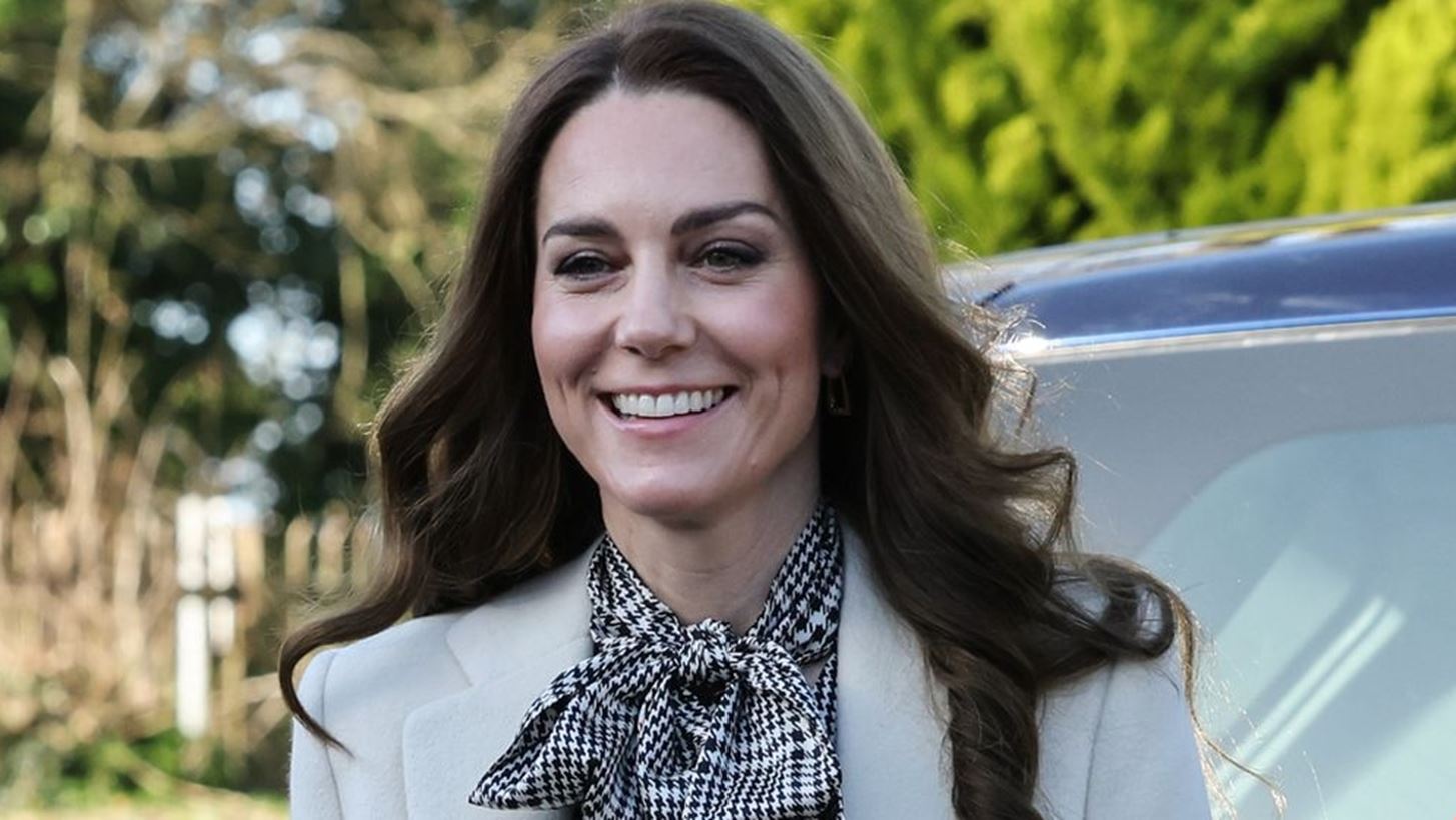 Kate Middleton | &#x3A4;&#x3B1; mocha mousse jeans &#x3C4;&#x3B7;&#x3C2; &#x3B1;&#x3C0;&#x3CC; &#x3C4;&#x3B7; Massimo Dutti &#x3B5;&#x3AF;&#x3BD;&#x3B1;&#x3B9; &#x3B7; &#x3C0;&#x3B9;&#x3BF; fashionable &#x3B1;&#x3B3;&#x3BF;&#x3C1;&#x3AC; &#x3C0;&#x3BF;&#x3C5; &#x3B8;&#x3B1; &#x3BA;&#x3AC;&#x3BD;&#x3B5;&#x3B9;&#x3C2; &#x3C4;&#x3B7;&#x3BD; &#x3AC;&#x3BD;&#x3BF;&#x3B9;&#x3BE;&#x3B7;