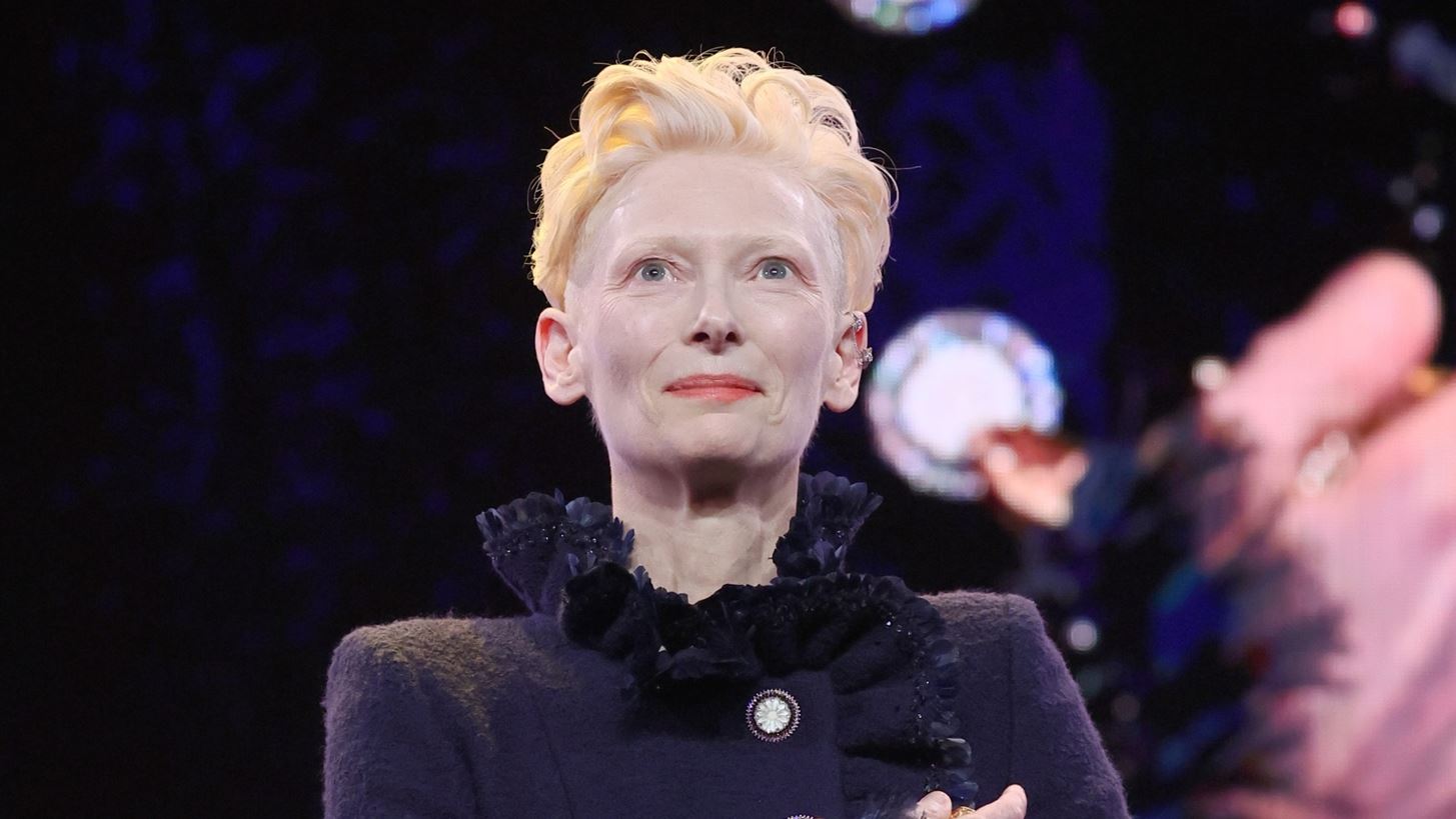 Tilda Swinton: &quot;&#x391;&#x3C0;&#x3AC;&#x3BD;&#x3B8;&#x3C1;&#x3C9;&#x3C0;&#x3B1; &#x3C0;&#x3C1;&#x3AC;&#x3B3;&#x3BC;&#x3B1;&#x3C4;&#x3B1; &#x3C3;&#x3C5;&#x3BC;&#x3B2;&#x3B1;&#x3AF;&#x3BD;&#x3BF;&#x3C5;&#x3BD; &#x3BC;&#x3C0;&#x3C1;&#x3BF;&#x3C3;&#x3C4;&#x3AC; &#x3C3;&#x3C4;&#x3B1; &#x3BC;&#x3AC;&#x3C4;&#x3B9;&#x3B1; &#x3BC;&#x3B1;&#x3C2;&quot;