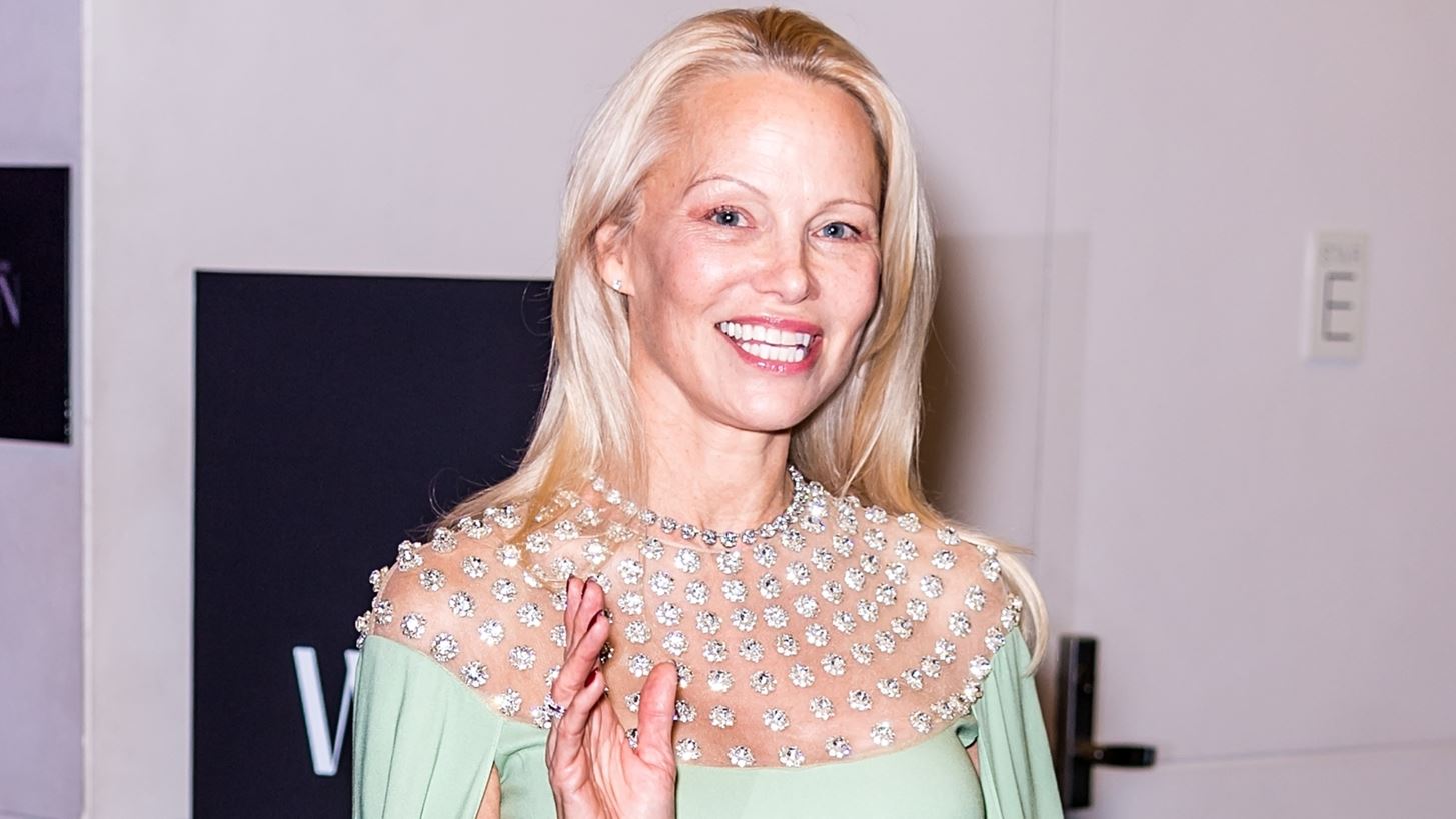 H Pamela Anderson &#x3B1;&#x3C0;&#x3BF;&#x3BA;&#x3B1;&#x3BB;&#x3CD;&#x3C0;&#x3C4;&#x3B5;&#x3B9; &#x3C4;&#x3B7;&#x3BD; &#x3C4;&#x3C1;&#x3B1;&#x3B3;&#x3B9;&#x3BA;&#x3AE; &#x3C4;&#x3B7;&#x3C2; &#x3B9;&#x3C3;&#x3C4;&#x3BF;&#x3C1;&#x3AF;&#x3B1;: &#x3C4;&#x3BF;&#x3BD; &#x3B2;&#x3B9;&#x3B1;&#x3C3;&#x3BC;&#x3CC; &#x3C4;&#x3B7;&#x3C2; &#x3C3;&#x3C4;&#x3B1; 12 &#x3BA;&#x3B1;&#x3B9; &#x3AD;&#x3C0;&#x3B5;&#x3B9;&#x3C4;&#x3B1; &#x3AD;&#x3BD;&#x3B1;&#x3BD; &#x3BF;&#x3BC;&#x3B1;&#x3B4;&#x3B9;&#x3BA;&#x3CC; &#x3B2;&#x3B9;&#x3B1;&#x3C3;&#x3BC;&#x3CC;