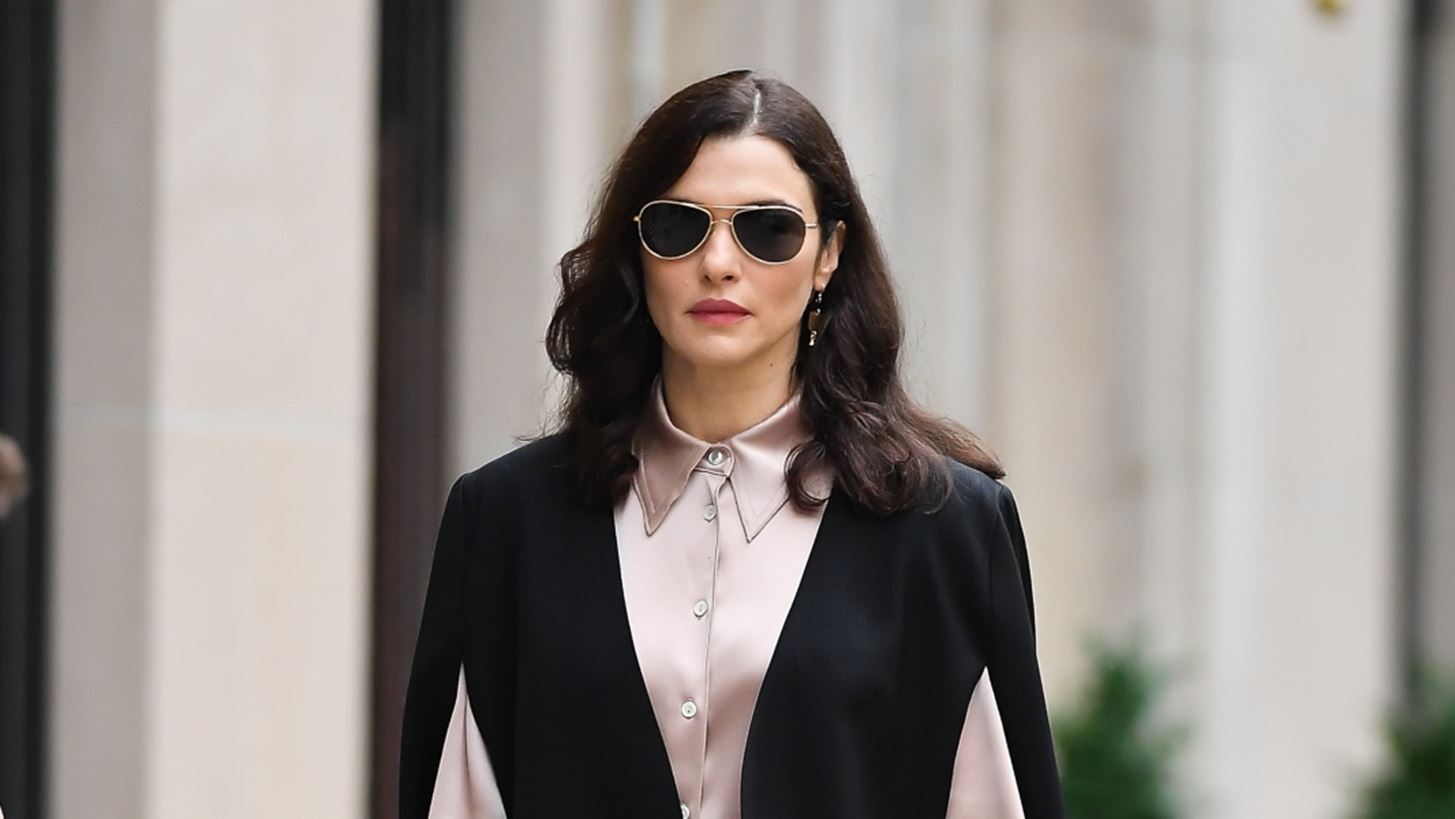H Rachel Weisz μ' ένα φθινοπωρινό outfit που ανυπομονούμε να αντιγράψουμε