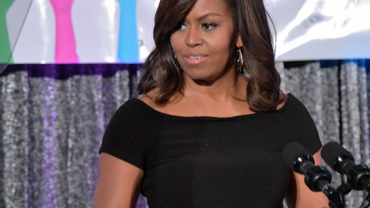 &#x397; &#x39C;ichelle Obama &#x3B1;&#x3C0;&#x3BF;&#x3BA;&#x3B1;&#x3BB;&#x3CD;&#x3C0;&#x3C4;&#x3B5;&#x3B9; &#x3C4;&#x3B9;&#x3C2; &#x3C3;&#x3C5;&#x3BC;&#x3B2;&#x3BF;&#x3C5;&#x3BB;&#x3AD;&#x3C2; &#x3C0;&#x3BF;&#x3C5; &#x3AD;&#x3B4;&#x3C9;&#x3C3;&#x3B5; &#x3C3;&#x3C4;&#x3B7; Melania Trump