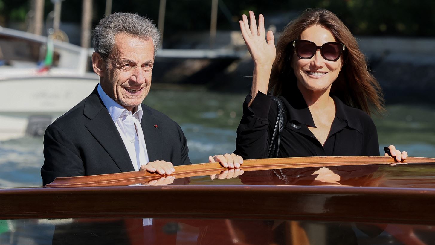 Carla Bruni - Nicolas Sarkozy | &#x3A3;&#x3C4;&#x3B7;&#x3BD; &#x395;&#x3BB;&#x3BB;&#x3AC;&#x3B4;&#x3B1; &#x3B3;&#x3B9;&#x3B1; &#x3C4;&#x3B9;&#x3C2; &#x3BA;&#x3B1;&#x3BB;&#x3BF;&#x3BA;&#x3B1;&#x3B9;&#x3C1;&#x3B9;&#x3BD;&#x3AD;&#x3C2; &#x3C4;&#x3BF;&#x3C5;&#x3C2; &#x3B4;&#x3B9;&#x3B1;&#x3BA;&#x3BF;&#x3C0;&#x3AD;&#x3C2; (&#x3B2;&#x3AF;&#x3BD;&#x3C4;&#x3B5;&#x3BF;)