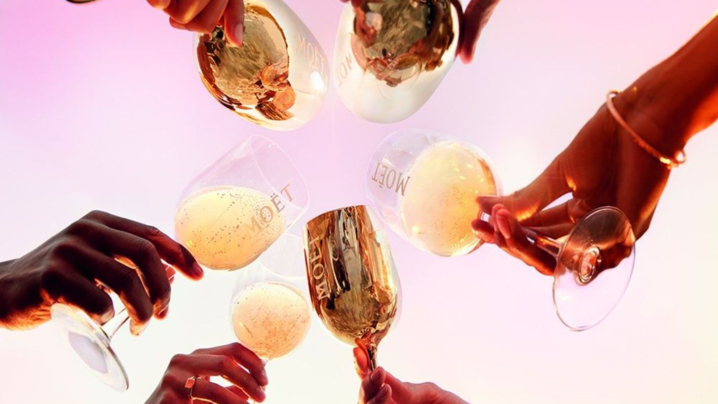 Mo&#xEB;t &amp; Chandon Grand Day: &#x39F; &#x3B3;&#x3B1;&#x3BB;&#x3BB;&#x3B9;&#x3BA;&#x3CC;&#x3C2; &#x3BF;&#x3AF;&#x3BA;&#x3BF;&#x3C2; &#x3C3;&#x3B1;&#x3BC;&#x3C0;&#x3AC;&#x3BD;&#x3B9;&#x3B1;&#x3C2; &#x3C5;&#x3C8;&#x3CE;&#x3BD;&#x3B5;&#x3B9; &#x3C4;&#x3BF; &#x3C0;&#x3BF;&#x3C4;&#x3AE;&#x3C1;&#x3B9; &#x3C4;&#x3BF;&#x3C5; &#x3BA;&#x3B1;&#x3B9; &#x3B3;&#x3B9;&#x3BF;&#x3C1;&#x3C4;&#x3AC;&#x3B6;&#x3B5;&#x3B9; &#x3BC;&#x3B1;&#x3B6;&#x3AF; &#x3BC;&#x3B5; &#x3C4;&#x3BF;&#x3BD; &#x3BA;&#x3CC;&#x3C3;&#x3BC;&#x3BF;