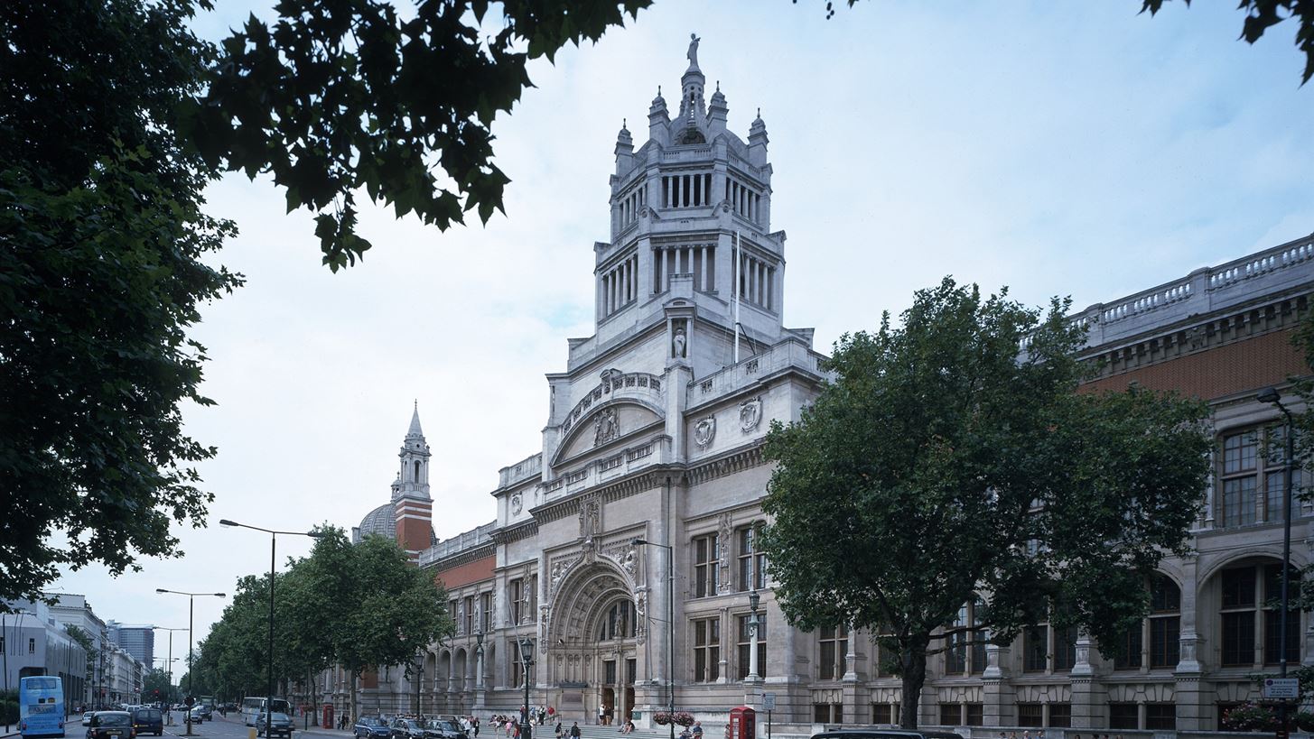 The Burberry Gallery | &#x3A4;&#x3BF; V&amp;A Museum &#x3C3;&#x3C5;&#x3BD;&#x3B5;&#x3C1;&#x3B3;&#x3AC;&#x3B6;&#x3B5;&#x3C4;&#x3B1;&#x3B9; &#x3BC;&#x3B5; &#x3C4;&#x3BF;&#x3BD; &#x3B5;&#x3BC;&#x3B2;&#x3BB;&#x3B7;&#x3BC;&#x3B1;&#x3C4;&#x3B9;&#x3BA;&#x3CC; &#x3BF;&#x3AF;&#x3BA;&#x3BF; &#x3B1;&#x3BD;&#x3B1;&#x3BD;&#x3B5;&#x3CE;&#x3BD;&#x3BF;&#x3BD;&#x3C4;&#x3B1;&#x3C2; &#x3C4;&#x3B7; Fashion Gallery &#x3C4;&#x3BF;&#x3C5;