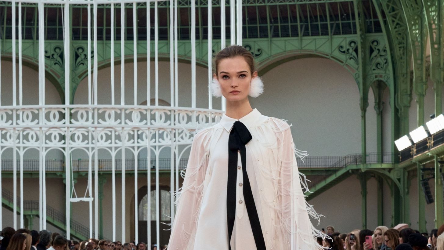 Chanel SS25 | &#x394;&#x3C1;&#x3B1;&#x3BC;&#x3B1;&#x3C4;&#x3B9;&#x3BA;&#x3CC; sequinned eyeliner, &#x3B1;&#x3BB;&#x3B1;&#x3B2;&#x3AC;&#x3C3;&#x3C4;&#x3C1;&#x3B9;&#x3BD;&#x3B7; &#x3B5;&#x3C0;&#x3B9;&#x3B4;&#x3B5;&#x3C1;&#x3BC;&#x3AF;&#x3B4;&#x3B1; &#x3BA;&#x3B1;&#x3B9; &#x3B1;&#x3C4;&#x3B7;&#x3BC;&#x3AD;&#x3BB;&#x3B7;&#x3C4;&#x3B1; low buns &#x3C3;&#x3C4;&#x3BF; show &#x3C4;&#x3BF;&#x3C5; &#x3BF;&#x3AF;&#x3BA;&#x3BF;&#x3C5;