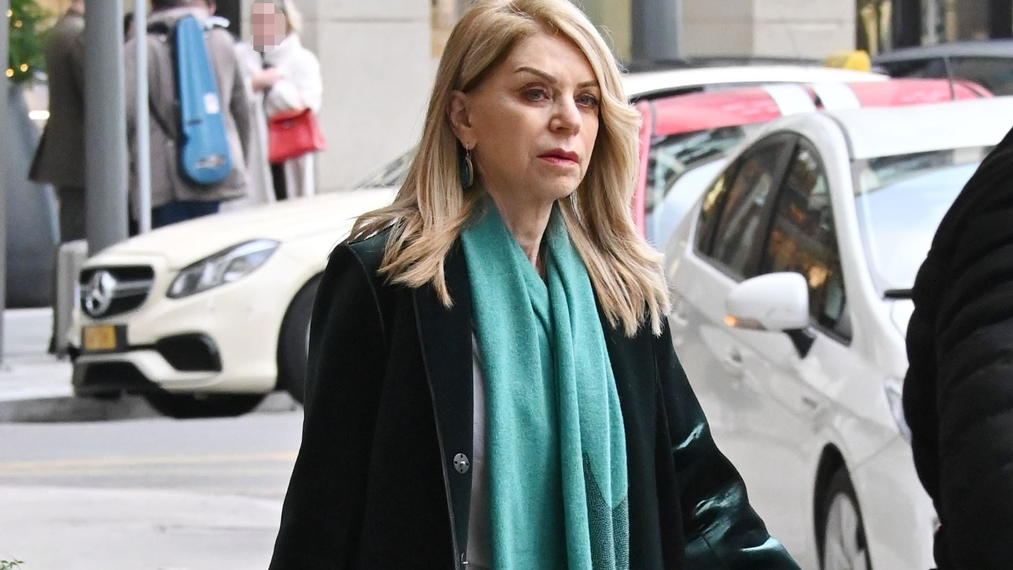 Έλλη Στάη | Με ιδιαίτερο πανωφόρι στο κέντρο της Αθήνας