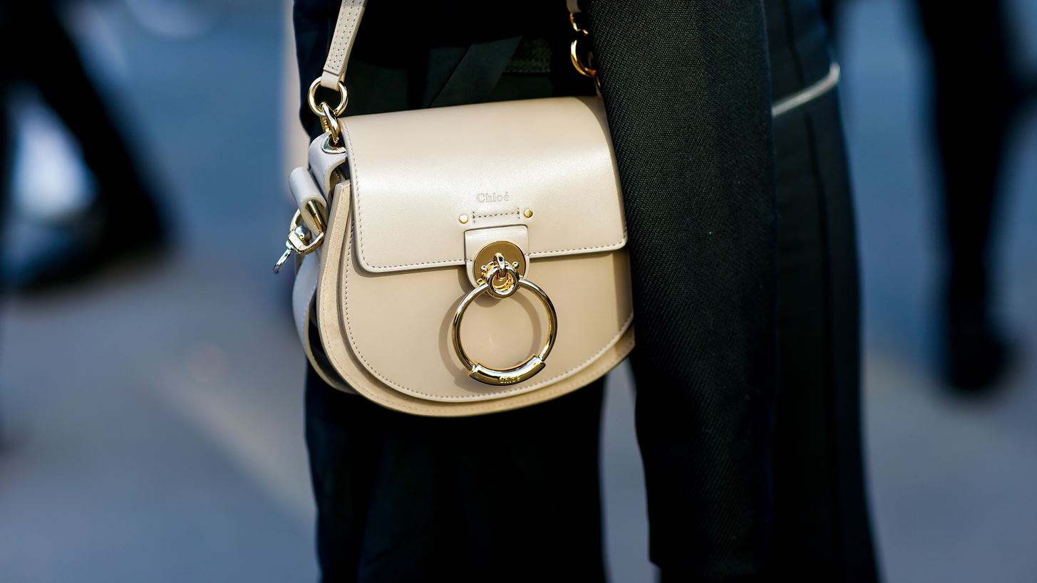 Chlo&#xE9;: &#x397; &#x3BD;&#x3AD;&#x3B1;, cult &#x3C4;&#x3C3;&#x3AC;&#x3BD;&#x3C4;&#x3B1; &#x3C4;&#x3BF;&#x3C5; &#x3B3;&#x3B1;&#x3BB;&#x3BB;&#x3B9;&#x3BA;&#x3BF;&#x3CD; &#x3BF;&#x3AF;&#x3BA;&#x3BF;&#x3C5; &#x3B5;&#x3AF;&#x3BD;&#x3B1;&#x3B9; &#x3C5;&#x3C0;&#x3AD;&#x3C1;&#x3BF;&#x3C7;&#x3B7;