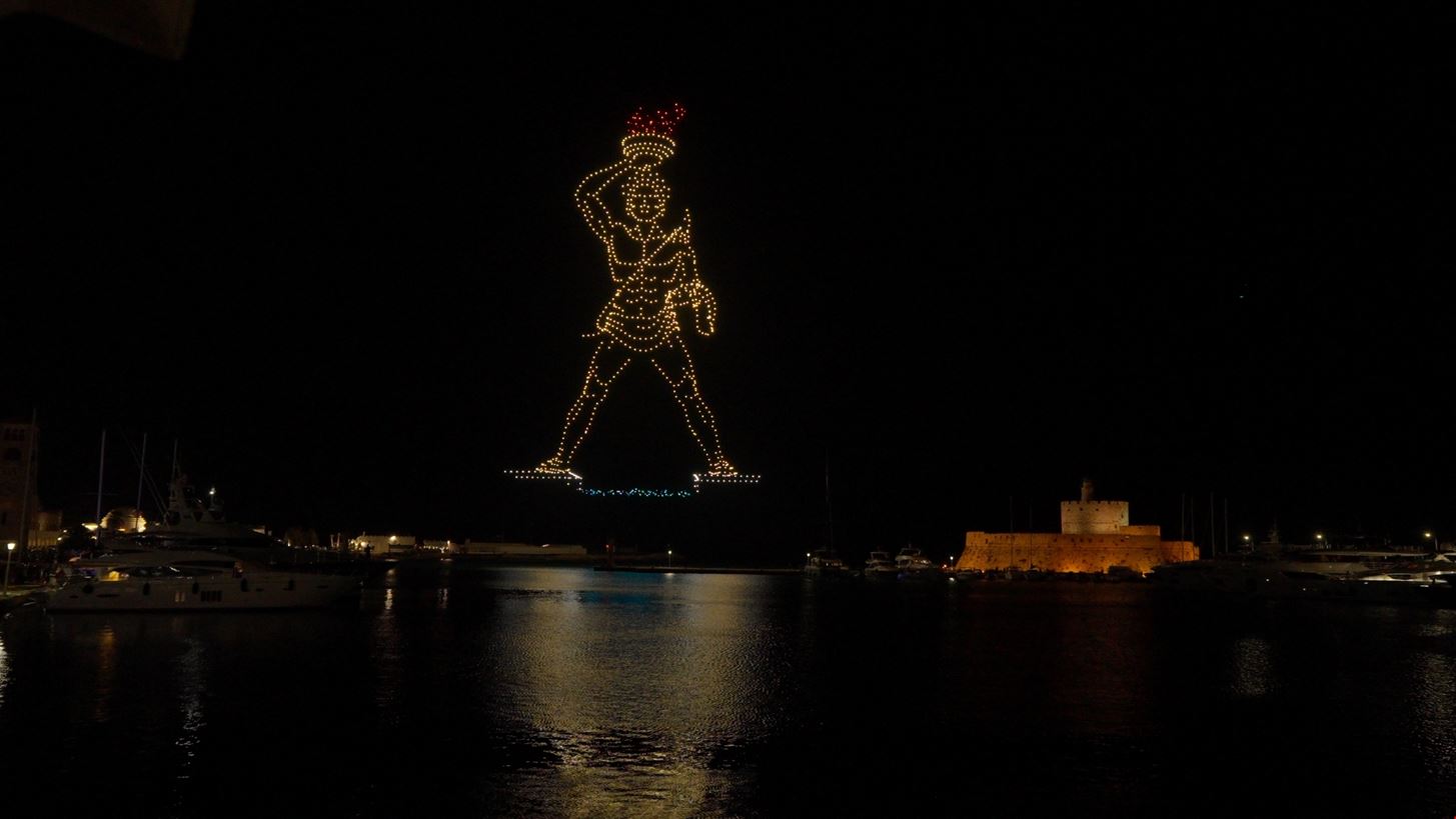 DRNS Drone Light Show | &#x39F; &#x39A;&#x3BF;&#x3BB;&#x3BF;&#x3C3;&#x3C3;&#x3CC;&#x3C2; &#x3C4;&#x3B7;&#x3C2; &#x3A1;&#x3CC;&#x3B4;&#x3BF;&#x3C5; &#x3B1;&#x3BD;&#x3B1;&#x3B2;&#x3AF;&#x3C9;&#x3C3;&#x3B5; &#x3C3;&#x3C4;&#x3BF;&#x3BD; &#x3BF;&#x3C5;&#x3C1;&#x3B1;&#x3BD;&#x3CC; &#x3BC;&#x3B5; 1.000 drones