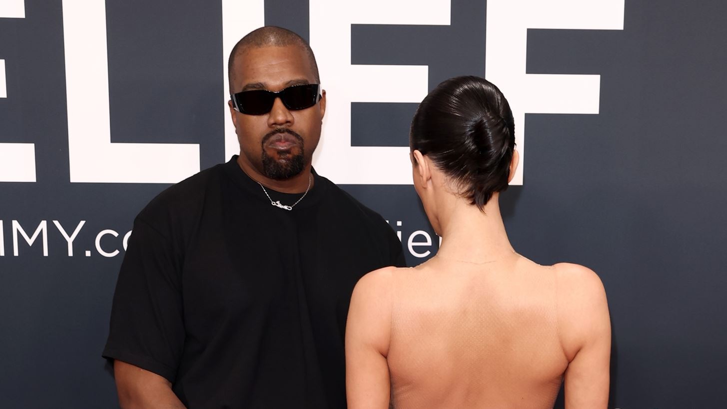 &#x3A4;&#x3B9; &#x3C3;&#x3C5;&#x3BC;&#x3B2;&#x3B1;&#x3AF;&#x3BD;&#x3B5;&#x3B9; &#x3B1;&#x3BD;&#x3AC;&#x3BC;&#x3B5;&#x3C3;&#x3B1; &#x3C3;&#x3C4;&#x3B7; Bianca Censori &#x3BA;&#x3B1;&#x3B9; &#x3C4;&#x3BF;&#x3BD; Kanye West; &#x397; &#x3B1;&#x3BD;&#x3B1;&#x3C4;&#x3C1;&#x3B5;&#x3C0;&#x3C4;&#x3B9;&#x3BA;&#x3AE; &#x3BA;&#x3AF;&#x3BD;&#x3B7;&#x3C3;&#x3B7; &#x3C4;&#x3B7;&#x3C2; &#x3B1;&#x3C1;&#x3C7;&#x3B9;&#x3C4;&#x3AD;&#x3BA;&#x3C4;&#x3BF;&#x3BD;&#x3BF;&#x3C2;