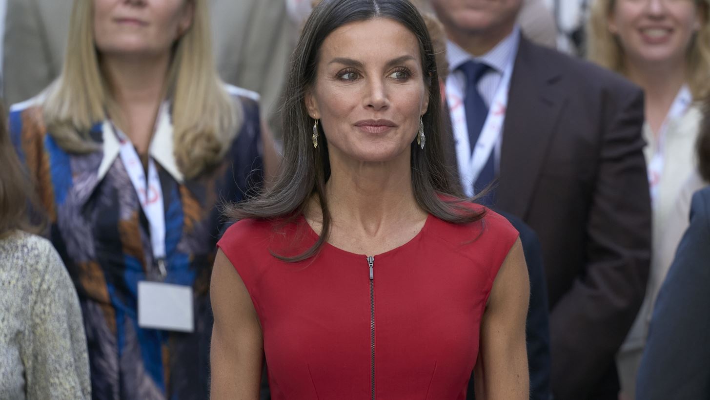 To &#x3C3;&#x3B1;&#x3C4;&#x3AD;&#x3BD; &#x3C6;&#x3CC;&#x3C1;&#x3B5;&#x3BC;&#x3B1; &#x3C4;&#x3B7;&#x3C2; &#x3B2;&#x3B1;&#x3C3;&#x3AF;&#x3BB;&#x3B9;&#x3C3;&#x3C3;&#x3B1;&#x3C2; Letizia &#x3B1;&#x3C0;&#x3CC; &#x3C4;&#x3B7; Massimo Dutti &#x3B5;&#x3AF;&#x3BD;&#x3B1;&#x3B9; &#x3B9;&#x3B4;&#x3B1;&#x3BD;&#x3B9;&#x3BA;&#x3CC; &#x3B3;&#x3B9;&#x3B1; &#x3BD;&#x3B1; &#x3C5;&#x3B9;&#x3BF;&#x3B8;&#x3B5;&#x3C4;&#x3AE;&#x3C3;&#x3B5;&#x3C4;&#x3B5; &#x3C4;&#x3B7;&#x3BD; &#x3C4;&#x3AC;&#x3C3;&#x3B7; &#x3C4;&#x3BF;&#x3C5; red