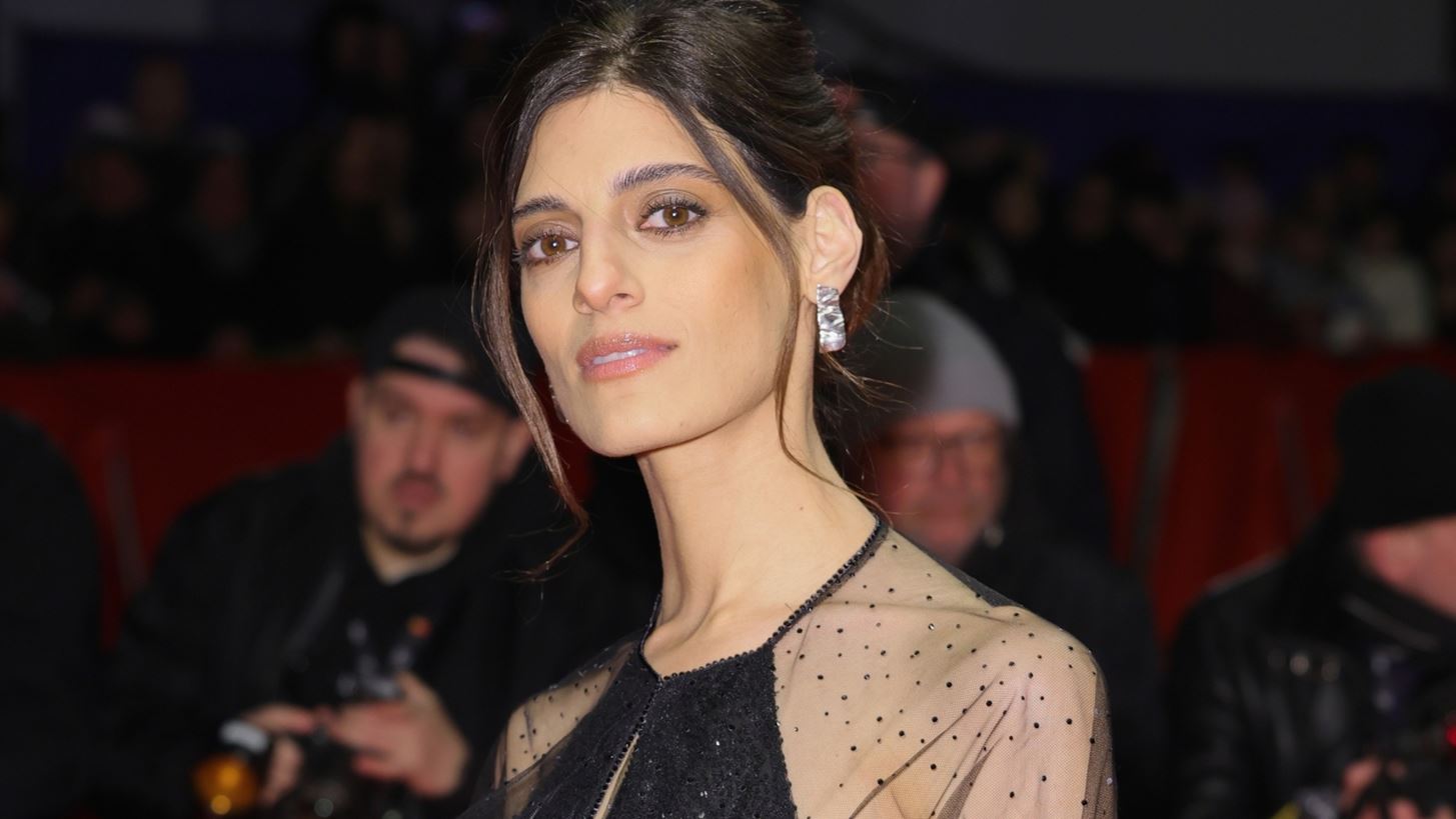 &#x397; &#x3A7;&#x3C1;&#x3B9;&#x3C3;&#x3C4;&#x3AF;&#x3BD;&#x3B1; &#x3A7;&#x3B5;&#x3B9;&#x3BB;&#x3AC;-&#x3A6;&#x3B1;&#x3BC;&#x3AD;&#x3BB;&#x3B7; &#x3BC;&#x3B9;&#x3BB;&#x3AC; &#x3C3;&#x3C4;&#x3BF; madamefigaro.gr &#x3B3;&#x3B9;&#x3B1; &#x3C4;&#x3B7;&#x3BD; &#x3B3;&#x3BF;&#x3B7;&#x3C4;&#x3B5;&#x3AF;&#x3B1; &#x3C4;&#x3BF;&#x3C5; &#x3B8;&#x3B5;&#x3AC;&#x3C4;&#x3C1;&#x3BF;&#x3C5;, &#x3C4;&#x3B7;&#x3BD; &#x3B1;&#x3B3;&#x3AC;&#x3C0;&#x3B7; &#x3C9;&#x3C2; &#x3B5;&#x3AF;&#x3B4;&#x3BF;&#x3C2; &#x3C4;&#x3CC;&#x3BB;&#x3BC;&#x3B7;&#x3C2; &#x3BA;&#x3B1;&#x3B9; &#x3C4;&#x3B7; &#x39C;&#x3B1;&#x3C1;&#x3AF; &#x391;&#x3BD;&#x3C4;&#x3BF;&#x3C5;&#x3B1;&#x3BD;&#x3AD;&#x3C4;