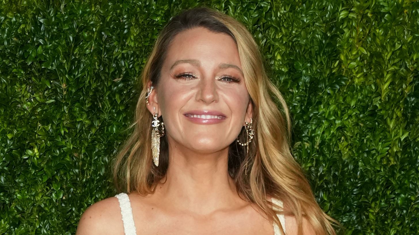 &#x397; &#x3BD;&#x3BF;&#x3BC;&#x3B9;&#x3BA;&#x3AE; &#x3BF;&#x3BC;&#x3AC;&#x3B4;&#x3B1; &#x3C4;&#x3B7;&#x3C2; Blake Lively &#x3BC;&#x3AF;&#x3BB;&#x3B7;&#x3C3;&#x3B5; &#x3B5;&#x3BD; &#x3CC;&#x3C8;&#x3B5;&#x3B9; &#x3C4;&#x3B7;&#x3C2; &#x3BA;&#x3B1;&#x3C4;&#x3AC;&#x3B8;&#x3B5;&#x3C3;&#x3AE;&#x3C2; &#x3C4;&#x3B7;&#x3C2;