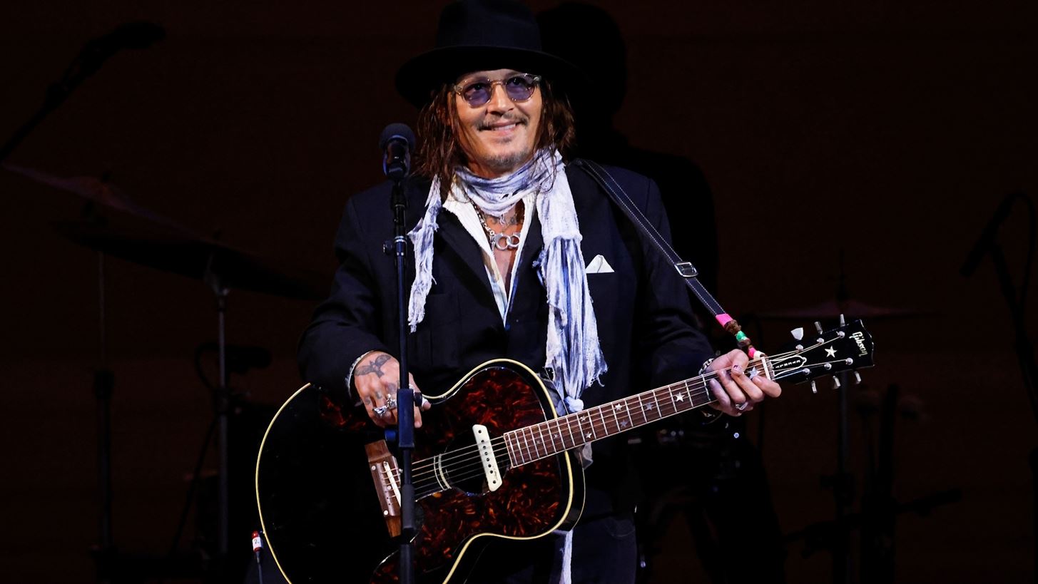 Johnny Depp | &#x3A4;&#x3BF; silver fox look &#x3BA;&#x3B1;&#x3B9; &#x3B7; &#x3BC;&#x3B5;&#x3B3;&#x3AC;&#x3BB;&#x3B7; &#x3B1;&#x3BB;&#x3BB;&#x3B1;&#x3B3;&#x3AE; &#x3C3;&#x3C4;&#x3B7;&#x3BD; &#x3B5;&#x3BC;&#x3C6;&#x3AC;&#x3BD;&#x3B9;&#x3C3;&#x3AE; &#x3C4;&#x3BF;&#x3C5;
