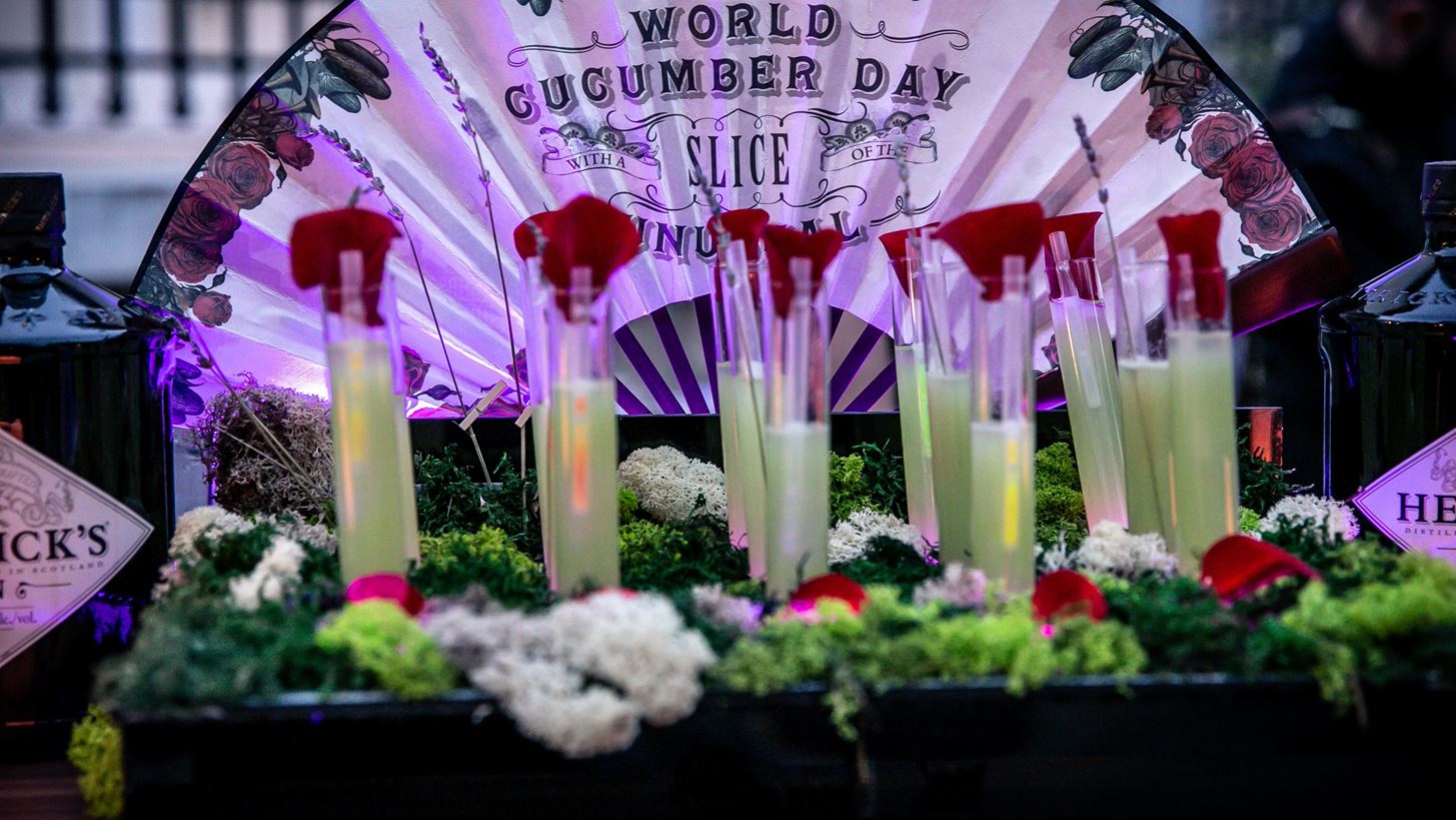 &#x39C;&#x3AF;&#x3B1; &#x3B4;&#x3B9;&#x3B1;&#x3C6;&#x3BF;&#x3C1;&#x3B5;&#x3C4;&#x3B9;&#x3BA;&#x3AE; &#x3BD;&#x3CD;&#x3C7;&#x3C4;&#x3B1; &#x3C3;&#x3C4;&#x3BF; &#x3BC;&#x3BF;&#x3C5;&#x3C3;&#x3B5;&#x3AF;&#x3BF; &#x3BC;&#x3B1;&#x3B6;&#x3AF; &#x3BC;&#x3B5; &#x3C4;&#x3BF; Hendrick&#x2019;s Gin