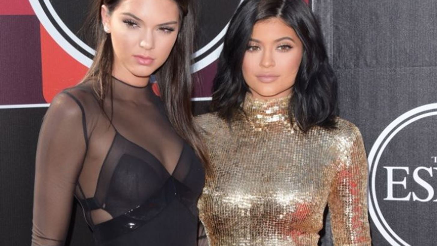 Kendall &#x3BA;&#x3B1;&#x3B9; Kylie Jenner: &#x393;&#x3B9;&#x3B1; &#x3C0;&#x3C1;&#x3CE;&#x3C4;&#x3B7; &#x3C6;&#x3BF;&#x3C1;&#x3AC; &#x3C3;&#x3C4;&#x3B7;&#x3BD; &#x395;&#x3BB;&#x3BB;&#x3AC;&#x3B4;&#x3B1;