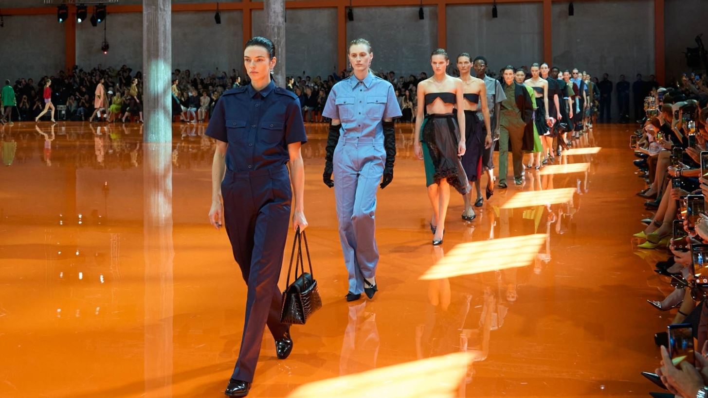 Prada SS26 | &#x397; &#x3C6;&#x3B9;&#x3BB;&#x3C4;&#x3C1;&#x3B1;&#x3C1;&#x3B9;&#x3C3;&#x3BC;&#x3AD;&#x3BD;&#x3B7; &#x3BA;&#x3BF;&#x3BC;&#x3C8;&#x3CC;&#x3C4;&#x3B7;&#x3C4;&#x3B1; &#x3C4;&#x3B7;&#x3C2; Miuccia Prada &#x3BA;&#x3B1;&#x3B9; &#x3C4;&#x3BF;&#x3C5; Raf Simons