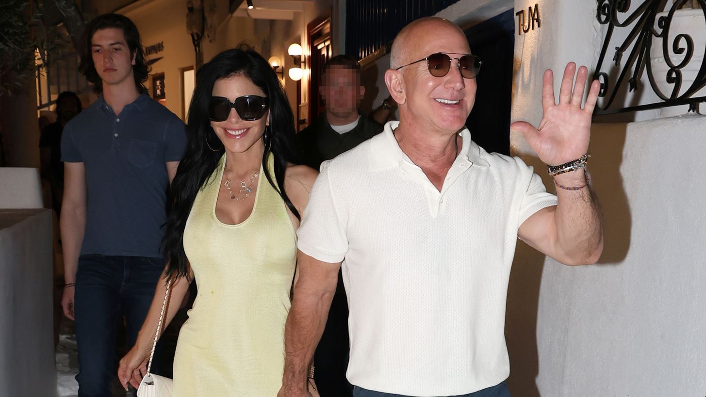 Jeff Bezos | &#x3A0;&#x3CE;&#x3C2; &#x3BF; &#x3B3;&#x3AC;&#x3BC;&#x3BF;&#x3C2; &#x3C4;&#x3BF;&#x3C5; &#x3BC;&#x3B5; &#x3C4;&#x3B7; Lauren Sanchez &#x3C4;&#x3BF; &#x3BA;&#x3B1;&#x3BB;&#x3BF;&#x3BA;&#x3B1;&#x3AF;&#x3C1;&#x3B9; &#x3C3;&#x3C4;&#x3B7; &#x392;&#x3B5;&#x3BD;&#x3B5;&#x3C4;&#x3AF;&#x3B1; &#x3C3;&#x3C5;&#x3BD;&#x3B4;&#x3AD;&#x3B5;&#x3C4;&#x3B1;&#x3B9; &#x3BC;&#x3B5; &#x3C4;&#x3B7; &#x392;&#x3AC;&#x3C1;&#x3BA;&#x3B9;&#x3B6;&#x3B1;;