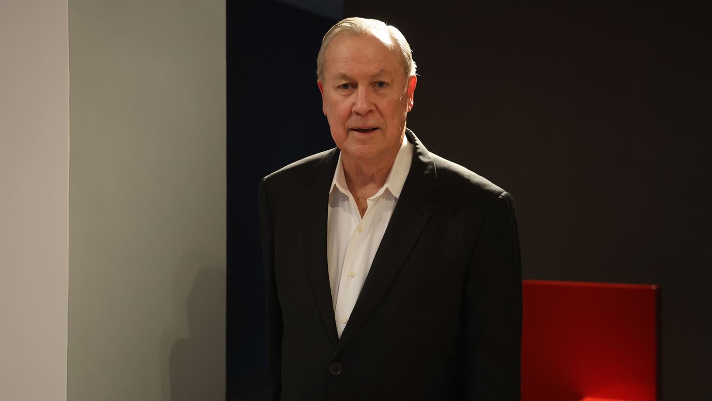 &#x388;&#x3C6;&#x3C5;&#x3B3;&#x3B5; &#x3B1;&#x3C0;&#x3CC; &#x3C4;&#x3B7; &#x3B6;&#x3C9;&#x3AE; &#x3BF; &#x3B8;&#x3B5;&#x3B1;&#x3C4;&#x3C1;&#x3B9;&#x3BA;&#x3CC;&#x3C2; &#x3C3;&#x3BA;&#x3B7;&#x3BD;&#x3BF;&#x3B8;&#x3AD;&#x3C4;&#x3B7;&#x3C2; Robert Wilson