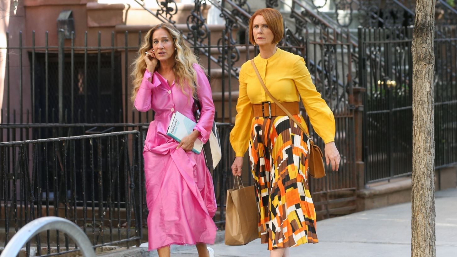 Sarah Jessica Parker &amp; Cynthia Nixon | &#x39C;&#x3B5; &#x3C0;&#x3B1;&#x3C0;&#x3BF;&#x3CD;&#x3C4;&#x3C3;&#x3B9;&#x3B1; Dries Van Noten &#x3BA;&#x3B1;&#x3B9; Alexander McQueen &#x3C3;&#x3C4;&#x3B1; &#x3B3;&#x3C5;&#x3C1;&#x3AF;&#x3C3;&#x3BC;&#x3B1;&#x3C4;&#x3B1; &#x3C4;&#x3BF;&#x3C5; And Just Like That Season 3