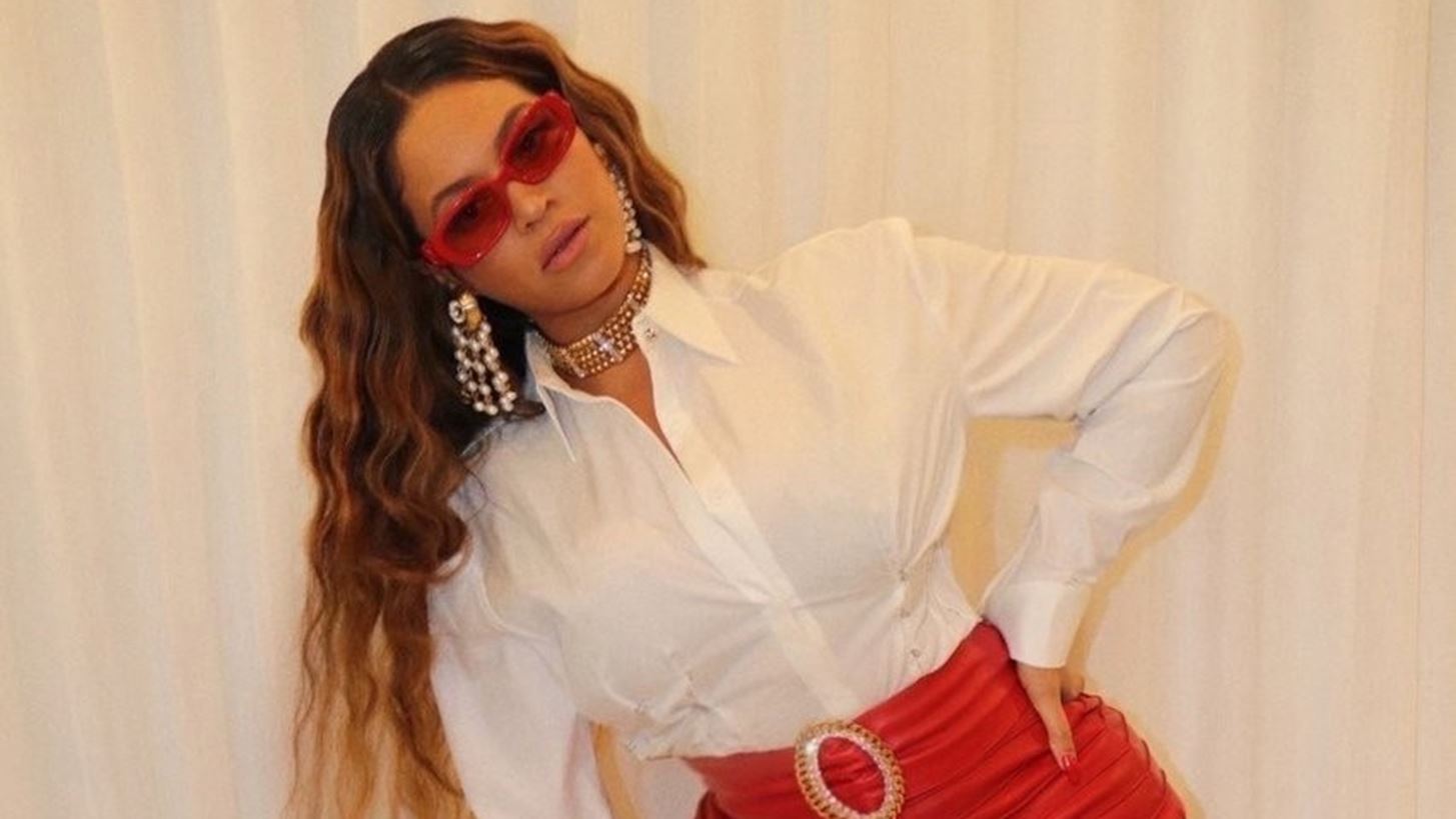 H Beyoncé φωτογραφίζεται με τη νέα it bag του Alexander McQueen