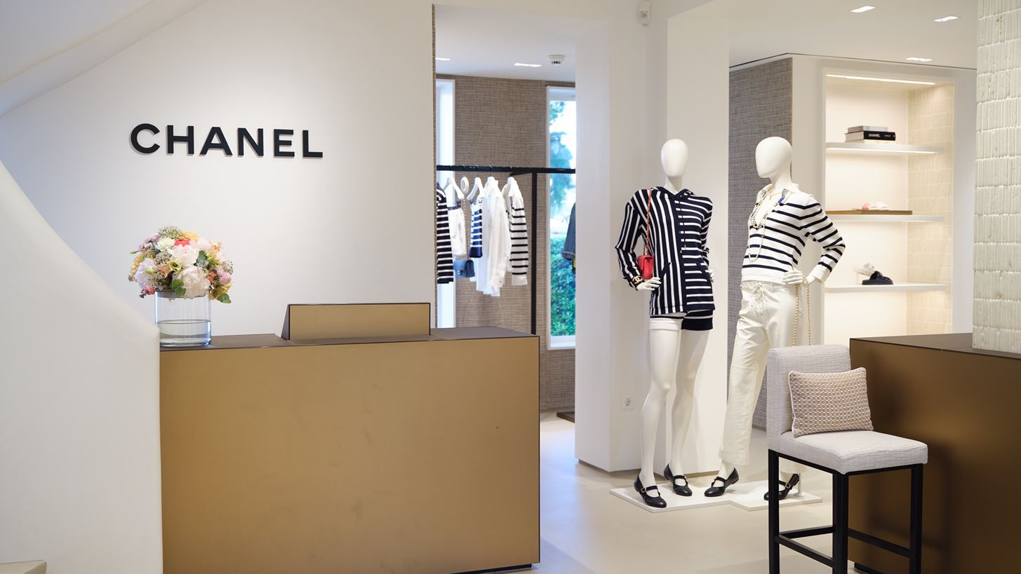 A&#x3BD;&#x3BF;&#x3AF;&#x3B3;&#x3B5;&#x3B9; &#x3BE;&#x3B1;&#x3BD;&#x3AC; &#x3B7; Chanel boutique &#x3C3;&#x3C4;&#x3B7; &#x39C;&#x3CD;&#x3BA;&#x3BF;&#x3BD;&#x3BF;