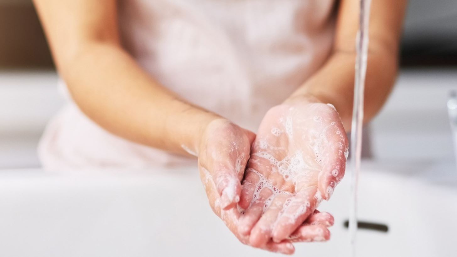 Σκασμένα και αφυδατωμένα χέρια από το πλύσιμο; 5 τρόποι αντιμετώπισης