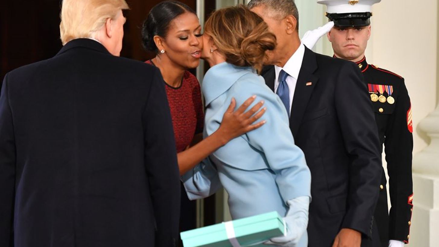 Michelle Obama: A&#x3C0;&#x3BF;&#x3BA;&#x3B1;&#x3BB;&#x3CD;&#x3C0;&#x3C4;&#x3B5;&#x3B9; &#x3B5;&#x3C0;&#x3B9;&#x3C4;&#x3AD;&#x3BB;&#x3BF;&#x3C5;&#x3C2; &#x3C4;&#x3B9; &#x3C0;&#x3B5;&#x3C1;&#x3B9;&#x3B5;&#x3AF;&#x3C7;&#x3B5; &#x3C4;&#x3BF; &#x3BC;&#x3C5;&#x3C3;&#x3C4;&#x3B7;&#x3C1;&#x3B9;&#x3CE;&#x3B4;&#x3B5;&#x3C2; &#x3BA;&#x3BF;&#x3C5;&#x3C4;&#x3AF; &#x3C4;&#x3B7;&#x3C2; Melania Trump