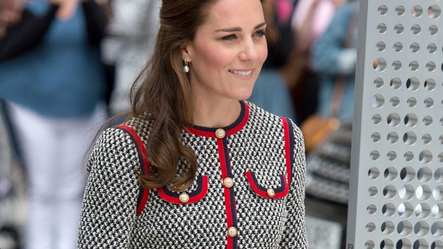 &#x397; &#x39A;ate Middleton &#x3C6;&#x3BF;&#x3C1;&#x3AC; &#x3C4;&#x3BF; &#x3C0;&#x3B9;&#x3BF; stylish preppy &#x3BC;&#x3AF;&#x3BD;&#x3B9; &#x3C6;&#x3CC;&#x3C1;&#x3B5;&#x3BC;&#x3B1;