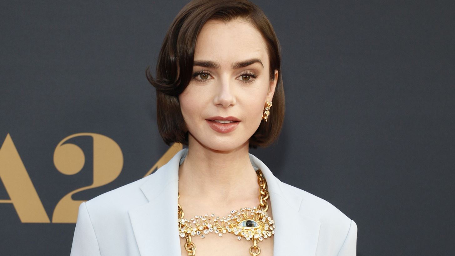 Lily Collins | &#x3A4;&#x3BF; beauty item &#x3C0;&#x3BF;&#x3C5; &#x3C7;&#x3C1;&#x3B7;&#x3C3;&#x3B9;&#x3BC;&#x3BF;&#x3C0;&#x3BF;&#x3B9;&#x3B5;&#x3AF; &#x3C0;&#x3B9;&#x3C3;&#x3C4;&#x3AC; &#x3C4;&#x3B7;&#x3C2; &#x3C7;&#x3B1;&#x3C1;&#x3AF;&#x3B6;&#x3B5;&#x3B9; &#x3B1;&#x3C8;&#x3B5;&#x3B3;&#x3AC;&#x3B4;&#x3B9;&#x3B1;&#x3C3;&#x3C4;&#x3B7; &#x3BB;&#x3AC;&#x3BC;&#x3C8;&#x3B7; &#x3C3;&#x3C4;&#x3BF; &#x3C0;&#x3C1;&#x3CC;&#x3C3;&#x3C9;&#x3C0;&#x3BF;