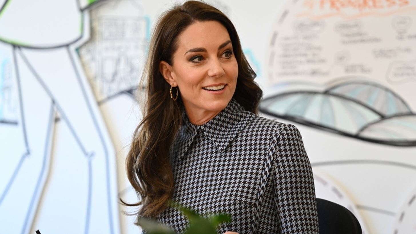 &#x397; Kate Middleton &#x3BC;&#x3B5; &#x3AD;&#x3BD;&#x3B1; pied de poule &#x3C6;&#x3CC;&#x3C1;&#x3B5;&#x3BC;&#x3B1; &#x3C0;&#x3BF;&#x3C5; &#x3C7;&#x3C1;&#x3B5;&#x3B9;&#x3AC;&#x3B6;&#x3B5;&#x3C4;&#x3B1;&#x3B9; &#x3BA;&#x3AC;&#x3B8;&#x3B5; &#x3B3;&#x3C5;&#x3BD;&#x3B1;&#x3AF;&#x3BA;&#x3B1; &#x3BC;&#x3B5; &#x3C3;&#x3BF;&#x3C6;&#x3B9;&#x3C3;&#x3C4;&#x3B9;&#x3BA;&#x3AD; &#x3C3;&#x3C4;&#x3B9;&#x3BB;