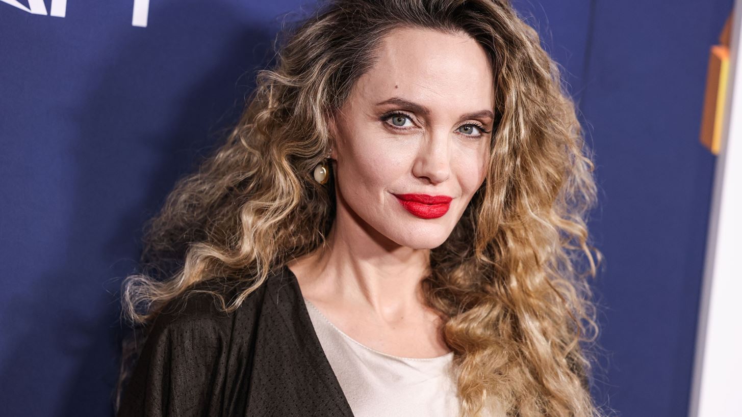 Angelina Jolie | &#x3A0;&#x3B1;&#x3C1;&#x3B1;&#x3B4;&#x3AD;&#x3C7;&#x3C4;&#x3B7;&#x3BA;&#x3B5; &#x3CC;&#x3C4;&#x3B9; &#x3AD;&#x3C7;&#x3B5;&#x3B9; &#x3AD;&#x3BD;&#x3B1; &#x3BA;&#x3BF;&#x3B9;&#x3BD;&#x3CC; &#x3BC;&#x3B5; &#x3C4;&#x3B7; &#x39C;&#x3B1;&#x3C1;&#x3AF;&#x3B1; &#x39A;&#x3AC;&#x3BB;&#x3BB;&#x3B1;&#x3C2;