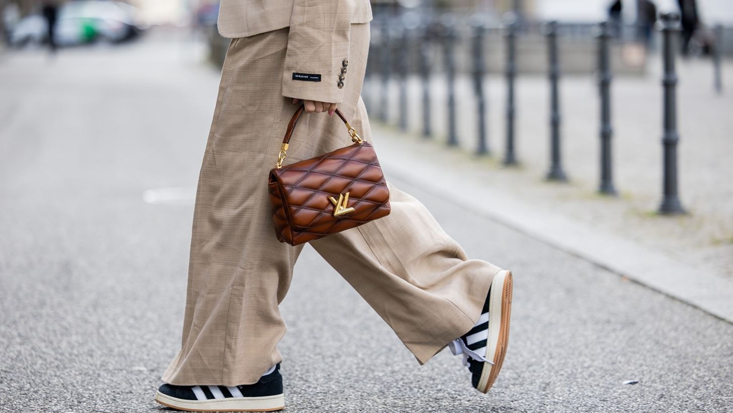 &#x3A4;&#x3B1; sneakers &#x3B1;&#x3C0;&#x3CC; &#x3C4;&#x3B7;n Oysho &#x3C0;&#x3BF;&#x3C5; &#x3C4;&#x3B1;&#x3B9;&#x3C1;&#x3B9;&#x3AC;&#x3B6;&#x3BF;&#x3C5;&#x3BD; &#x3C4;&#x3AD;&#x3BB;&#x3B5;&#x3B9;&#x3B1; &#x3BC;&#x3B5; &#x3C4;&#x3BF; office style &#x3C3;&#x3BF;&#x3C5;