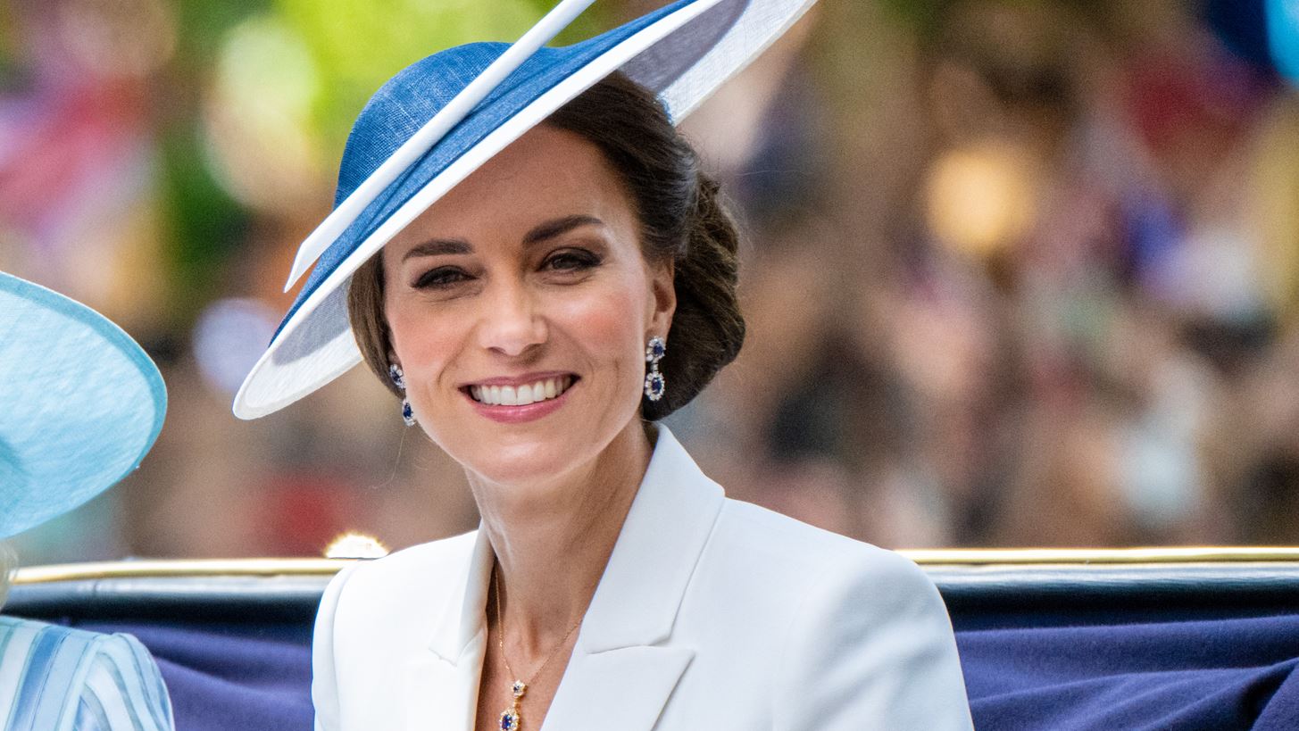 Kate Middleton | &#x3A6;&#x3CC;&#x3C1;&#x3B5;&#x3C3;&#x3B5; &#x3B3;&#x3B9;&#x3B1; &#x3C0;&#x3C1;&#x3CE;&#x3C4;&#x3B7; &#x3C6;&#x3BF;&#x3C1;&#x3AC; &#x3C4;&#x3B1; &#x3B1;&#x3B3;&#x3B1;&#x3C0;&#x3B7;&#x3BC;&#x3AD;&#x3BD;&#x3B1; &#x3C3;&#x3BA;&#x3BF;&#x3C5;&#x3BB;&#x3B1;&#x3C1;&#x3AF;&#x3BA;&#x3B9;&#x3B1; &#x3C4;&#x3B7;&#x3C2; &#x3C0;&#x3C1;&#x3B9;&#x3B3;&#x3BA;&#x3AF;&#x3C0;&#x3B9;&#x3C3;&#x3C3;&#x3B1;&#x3C2; Diana