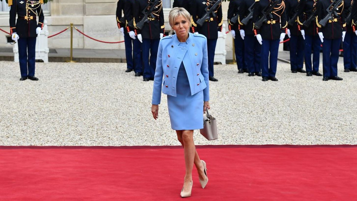 Brigitte Trogneux: &#x397; &#x3C3;&#x3B7;&#x3BC;&#x3B5;&#x3B9;&#x3BF;&#x3BB;&#x3BF;&#x3B3;&#x3AF;&#x3B1; &#x3C4;&#x3BF;&#x3C5; &#x3C0;&#x3BF;&#x3BB;&#x3C5;&#x3C3;&#x3C5;&#x3B6;&#x3B7;&#x3C4;&#x3B7;&#x3BC;&#x3AD;&#x3BD;&#x3BF;&#x3C5; Louis Vuitton look &#x3C4;&#x3B7;&#x3C2;