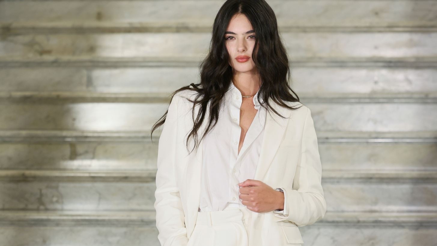 Deva Cassel | &#x39C;&#x3B5; total white &#x3C3;&#x3CD;&#x3BD;&#x3BF;&#x3BB;&#x3BF; &#x3C4;&#x3BF;&#x3C5; &#x3BF;&#x3AF;&#x3BA;&#x3BF;&#x3C5; Dior &#x3C3;&#x3C4;&#x3B7;&#x3BD; &#x3BA;&#x3B1;&#x3C1;&#x3B4;&#x3B9;&#x3AC; &#x3C4;&#x3BF;&#x3C5; &#x3C7;&#x3B5;&#x3B9;&#x3BC;&#x3CE;&#x3BD;&#x3B1;