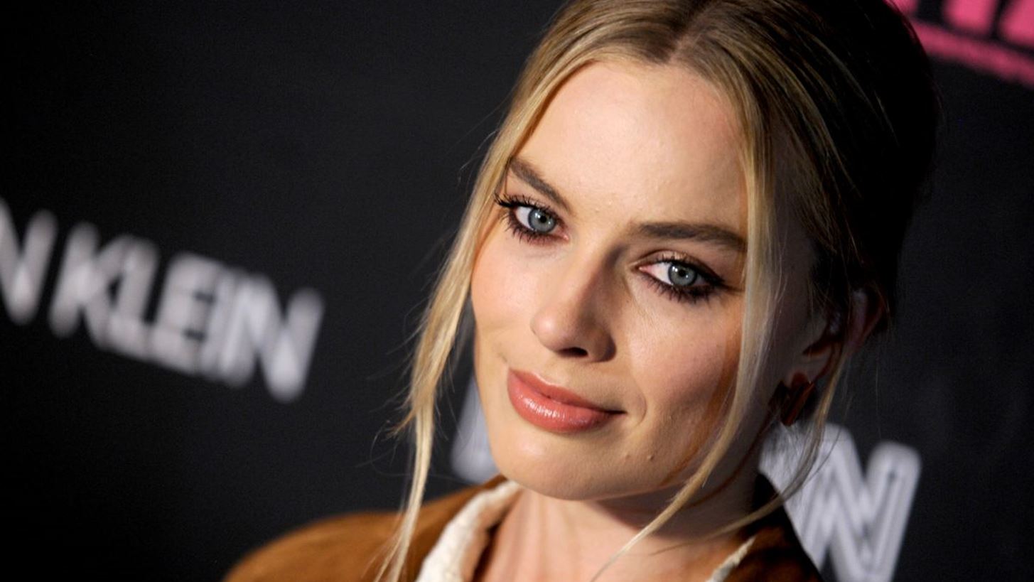 Margot Robbie: &#x39F;&#x3B9; &#x3C0;&#x3C1;&#x3CE;&#x3C4;&#x3B5;&#x3C2; &#x3B5;&#x3C0;&#x3AF;&#x3C3;&#x3B7;&#x3BC;&#x3B5;&#x3C2; &#x3C6;&#x3C9;&#x3C4;&#x3BF;&#x3B3;&#x3C1;&#x3B1;&#x3C6;&#x3AF;&#x3B5;&#x3C2; &#x3C4;&#x3B7;&#x3C2; &#x3C9;&#x3C2; &#x3B2;&#x3B1;&#x3C3;&#x3AF;&#x3BB;&#x3B9;&#x3C3;&#x3C3;&#x3B1; &#x395;&#x3BB;&#x3B9;&#x3C3;&#x3AC;&#x3B2;&#x3B5;&#x3C4; &#x3B5;&#x3AF;&#x3BD;&#x3B1;&#x3B9; &#x3B5;&#x3B4;&#x3CE;!
