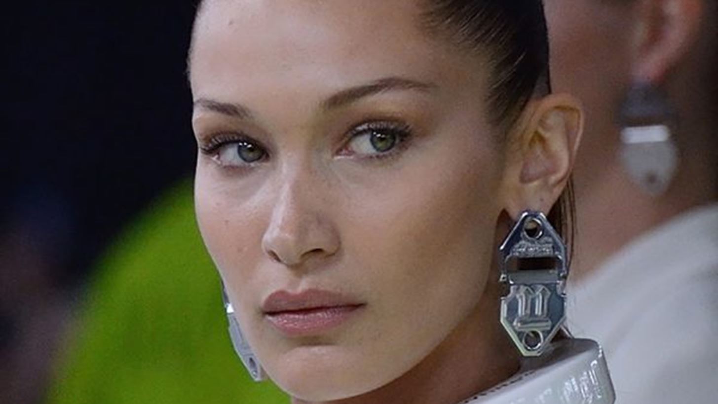 Bella Hadid | To &#x3B9;&#x3B4;&#x3B9;&#x3B1;&#x3AF;&#x3C4;&#x3B5;&#x3C1;&#x3BF; look &#x3C4;&#x3B7;&#x3C2; &#x3C3;&#x3B5; &#x3AD;&#x3BD;&#x3B4;&#x3B5;&#x3B9;&#x3BE;&#x3B7; &#x3C3;&#x3C5;&#x3BC;&#x3C0;&#x3B1;&#x3C1;&#x3AC;&#x3C3;&#x3C4;&#x3B1;&#x3C3;&#x3B7;&#x3C2; &#x3C3;&#x3C4;&#x3BF; &#x3BA;&#x3AF;&#x3BD;&#x3B7;&#x3BC;&#x3B1; &#x3BC;&#x3B5; &#x3C4;&#x3B1; &#x39A;&#x3AF;&#x3C4;&#x3C1;&#x3B9;&#x3BD;&#x3B1; &#x393;&#x3B9;&#x3BB;&#x3AD;&#x3BA;&#x3B1;