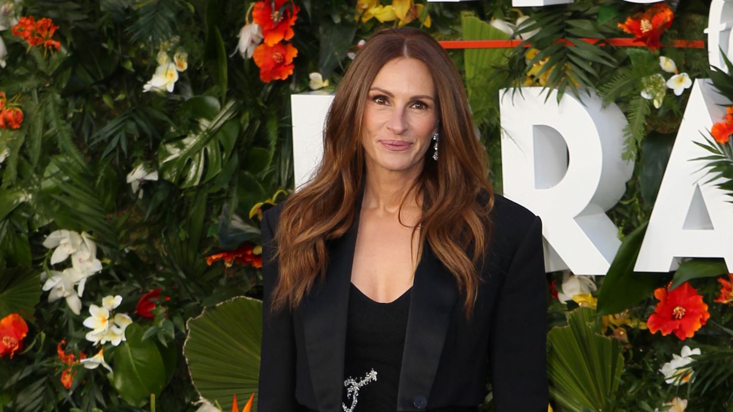 &#x3A4;&#x3BF; &#x3BA;&#x3C1;&#x3C5;&#x3C6;&#x3CC; &#x3BC;&#x3AE;&#x3BD;&#x3C5;&#x3BC;&#x3B1; &#x3C3;&#x3C4;&#x3BF; &#x3C6;&#x3CC;&#x3C1;&#x3B5;&#x3BC;&#x3B1; &#x3C4;&#x3B7;&#x3C2; Julia Roberts &#x3B3;&#x3B9;&#x3B1; &#x3C4;&#x3B7;&#x3BD; &#x3C0;&#x3C1;&#x3B5;&#x3BC;&#x3B9;&#x3AD;&#x3C1;&#x3B1; &#x3C4;&#x3B7;&#x3C2; &#x3C4;&#x3B1;&#x3B9;&#x3BD;&#x3AF;&#x3B1;&#x3C2; &quot;Ticket to Paradise&quot;